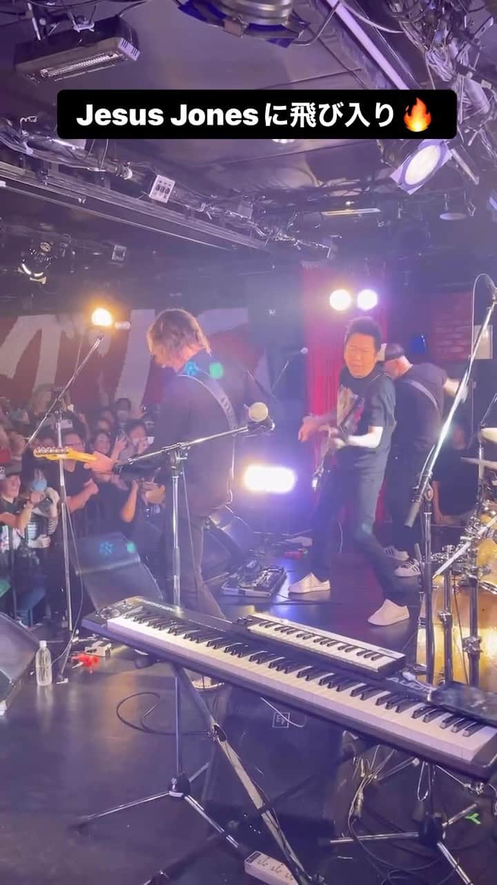 布袋寅泰のインスタグラム：「久しぶりのジーザス・ジョーンズとの共演。来日前にイアンから「ギター持って遊びにおいでよ」とメールをもらい、フェンダーの小さなアンプを借りてG-STAGEで参加。断る理由などなにもない。こうしてミュージシャン・シップは繋がってゆくのだから。最高に楽しい時間をありがとう！　@jesusjonesband #hotei #jesusjones #布袋寅泰」