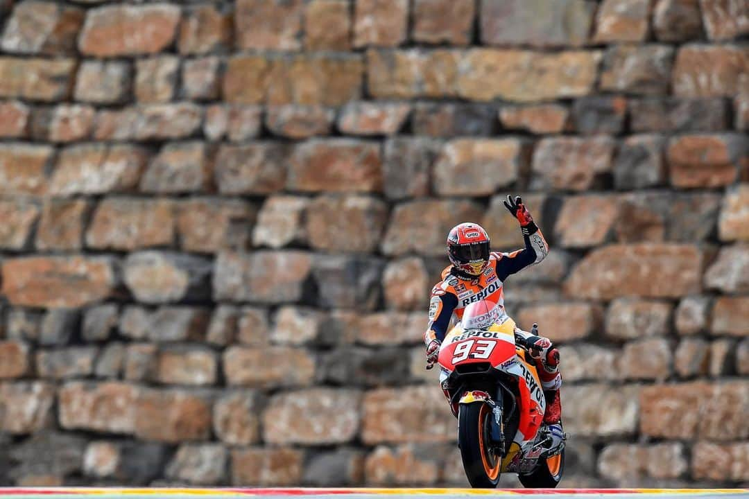 レプソル・ホンダさんのインスタグラム写真 - (レプソル・ホンダInstagram)「Win 34 🏆  Leading the way in a Repsol Honda Team 1-2 at the #AragonGP, @marcmarquez93 held off Pedrosa for his fifth win of the year. The 900th Grand Prix race was another one for the history books 📖   #LookingBackOnMM93 🐜」11月2日 9時03分 - hrc_motogp