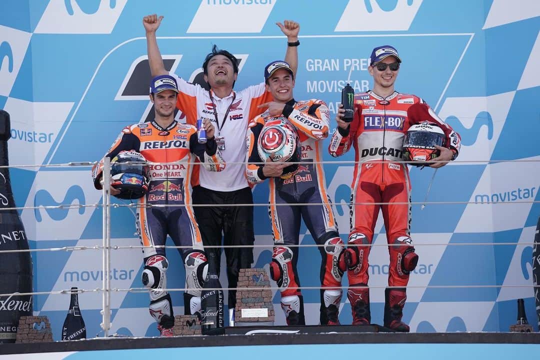 レプソル・ホンダのインスタグラム：「Win 34 🏆  Leading the way in a Repsol Honda Team 1-2 at the #AragonGP, @marcmarquez93 held off Pedrosa for his fifth win of the year. The 900th Grand Prix race was another one for the history books 📖   #LookingBackOnMM93 🐜」