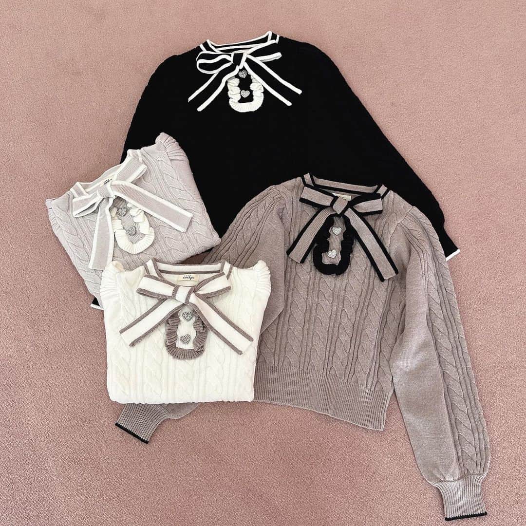 evelynのインスタグラム：「winter new item⛄️♥︎ ㅤㅤㅤㅤㅤㅤㅤㅤㅤㅤㅤㅤㅤ #バイカラーハートニット ¥6,900 【OW/PI/IGY/BK】 ㅤㅤㅤㅤㅤㅤㅤㅤㅤㅤㅤㅤㅤ #evelyn #エブリン」