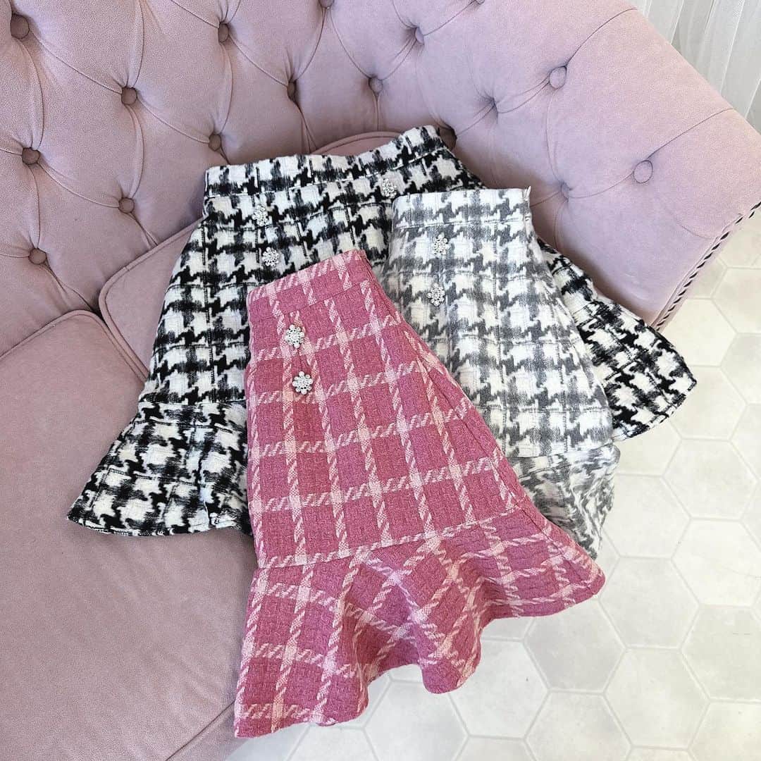 evelynのインスタグラム：「winter new item⛄️♥︎ ㅤㅤㅤㅤㅤㅤㅤㅤㅤㅤㅤㅤㅤ #裾フリルツイード ¥7,500 【PI/GY/BK】 ㅤㅤㅤㅤㅤㅤㅤㅤㅤㅤㅤㅤㅤ #evelyn #エブリン」