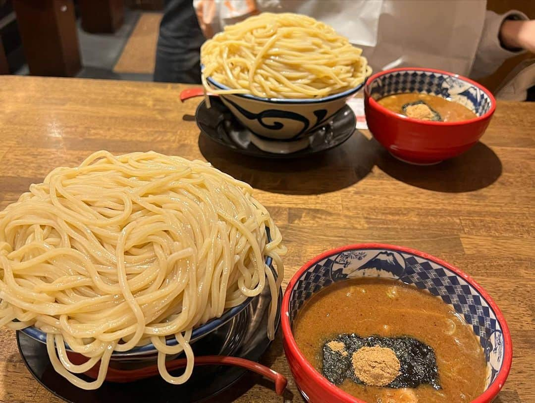 かこさんのインスタグラム写真 - (かこInstagram)「三田製麺所さんから1.5kg盛りがスタート🍜🎉 この無敵のビジュアル🥹✨めちゃくちゃ太麺…なのに喉越しが良い…ツルツルもちもち…！！1.5kgもあるからつけ汁はお代わり1回無料という懐の深さ🫶🏻 この盛り付けめちゃくちゃ大変やのに本当にすごい！！ステッカーももらえて嬉しい☺️✨欲しい柄あるから集めるぞ〜🔥他にも1.5kg盛り頼んどる方いらっしゃってなんか嬉しくなった🥹✨欲しいステッカーあるから集める！！（皆さんに神のチケットが当たってほしいので応募はしません🙇） あ、あと髪色変えました🤎！ ディズニーストアに新しく出とった可愛いストラップやったら2人とも目玉焼きやった🍳こういうランダムのやつするの楽しい🫶🏻 #三田製麺所 #15周年 #デカ盛り #デカ盛りグルメ #つけ麺 #大食い #はらぺこツインズ #双子 #먹방 #대식가 #먹팔 #먹팔해요 #먹스타그램 #대식가 #mukbank #大胃王 #モッパン #ความตะกละ  #Gula」11月2日 9時18分 - harapeko__kako