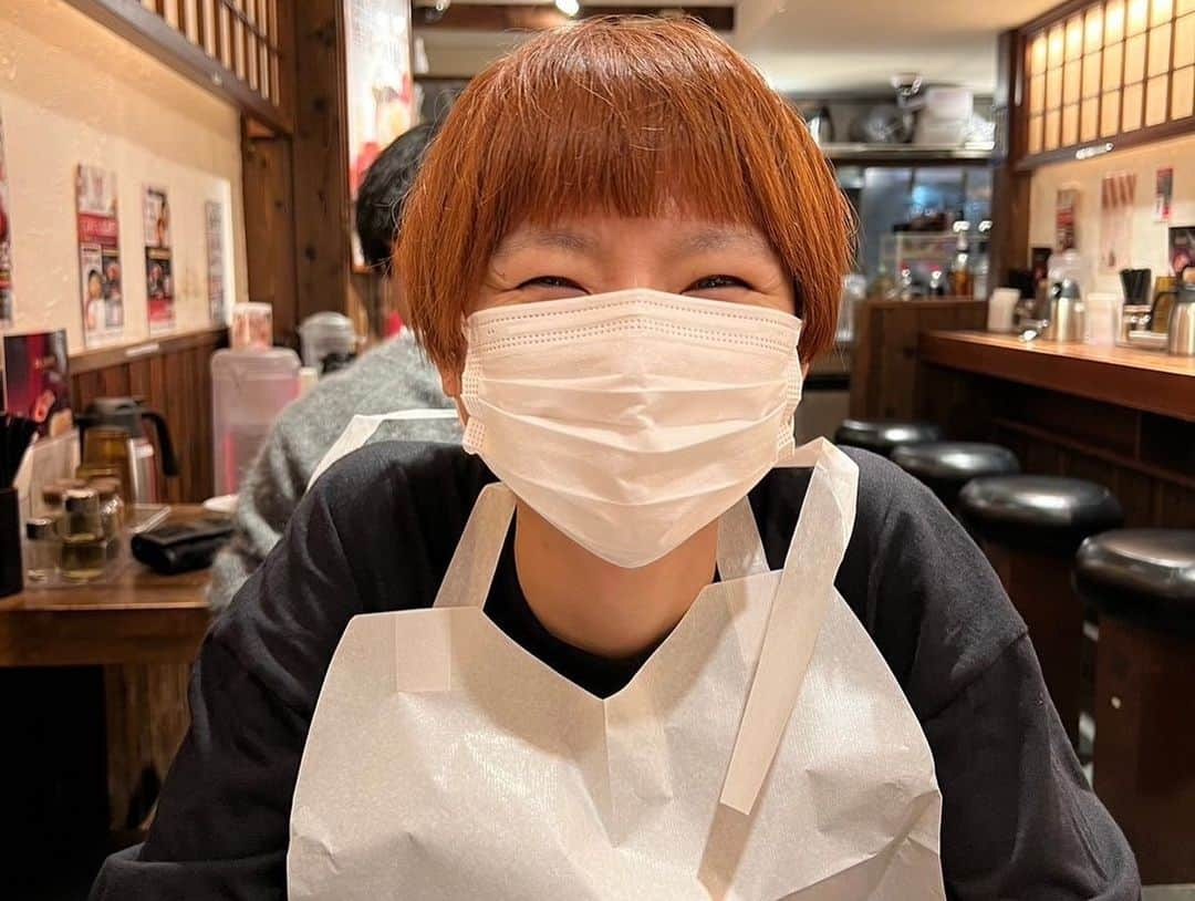 かこさんのインスタグラム写真 - (かこInstagram)「三田製麺所さんから1.5kg盛りがスタート🍜🎉 この無敵のビジュアル🥹✨めちゃくちゃ太麺…なのに喉越しが良い…ツルツルもちもち…！！1.5kgもあるからつけ汁はお代わり1回無料という懐の深さ🫶🏻 この盛り付けめちゃくちゃ大変やのに本当にすごい！！ステッカーももらえて嬉しい☺️✨欲しい柄あるから集めるぞ〜🔥他にも1.5kg盛り頼んどる方いらっしゃってなんか嬉しくなった🥹✨欲しいステッカーあるから集める！！（皆さんに神のチケットが当たってほしいので応募はしません🙇） あ、あと髪色変えました🤎！ ディズニーストアに新しく出とった可愛いストラップやったら2人とも目玉焼きやった🍳こういうランダムのやつするの楽しい🫶🏻 #三田製麺所 #15周年 #デカ盛り #デカ盛りグルメ #つけ麺 #大食い #はらぺこツインズ #双子 #먹방 #대식가 #먹팔 #먹팔해요 #먹스타그램 #대식가 #mukbank #大胃王 #モッパン #ความตะกละ  #Gula」11月2日 9時18分 - harapeko__kako