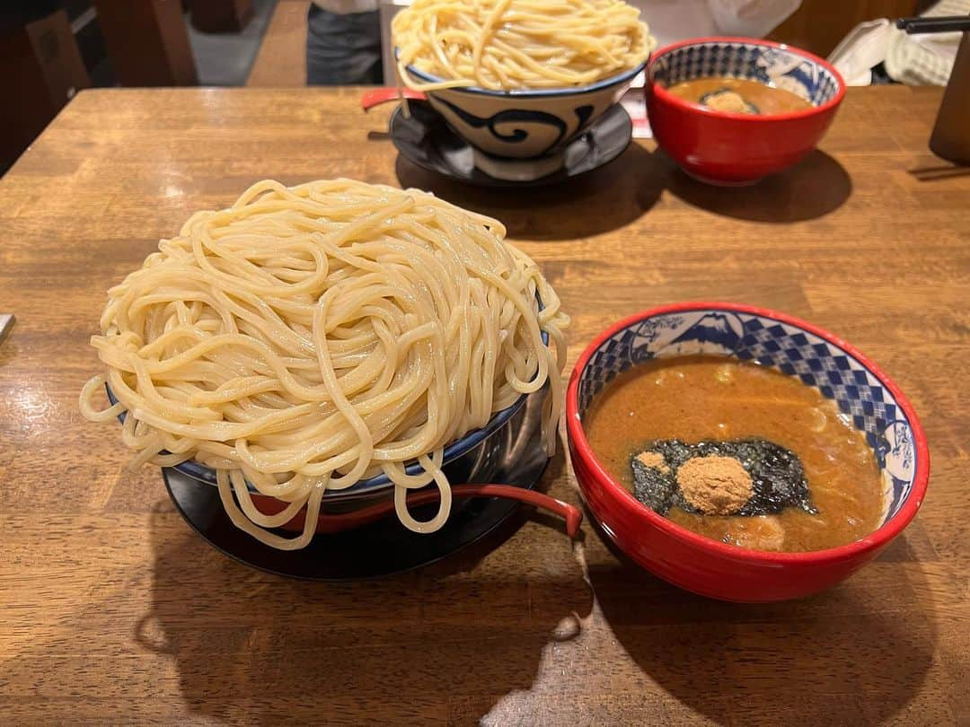 かこのインスタグラム：「三田製麺所さんから1.5kg盛りがスタート🍜🎉 この無敵のビジュアル🥹✨めちゃくちゃ太麺…なのに喉越しが良い…ツルツルもちもち…！！1.5kgもあるからつけ汁はお代わり1回無料という懐の深さ🫶🏻 この盛り付けめちゃくちゃ大変やのに本当にすごい！！ステッカーももらえて嬉しい☺️✨欲しい柄あるから集めるぞ〜🔥他にも1.5kg盛り頼んどる方いらっしゃってなんか嬉しくなった🥹✨欲しいステッカーあるから集める！！（皆さんに神のチケットが当たってほしいので応募はしません🙇） あ、あと髪色変えました🤎！ ディズニーストアに新しく出とった可愛いストラップやったら2人とも目玉焼きやった🍳こういうランダムのやつするの楽しい🫶🏻 #三田製麺所 #15周年 #デカ盛り #デカ盛りグルメ #つけ麺 #大食い #はらぺこツインズ #双子 #먹방 #대식가 #먹팔 #먹팔해요 #먹스타그램 #대식가 #mukbank #大胃王 #モッパン #ความตะกละ  #Gula」