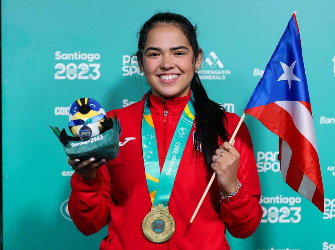 アドリアナ・ディアスのインスタグラム：「¡Campeona de los Juegos Panamericanos 2023! 🤍 No tengo palabras. Solo agradecer a mi increíble equipo de trabajo, a mi familia, a todos los fans, a Utuado y a PR, por creer en mi. Siempre seré la nena de PR que adora representarlos en cada competencia por el mundo entero. Que privilegio nacer puertorriqueñaaaaaaa!!!!! Gracias!!! 🥹🇵🇷」