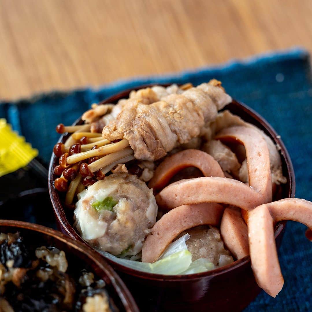 武井義明さんのインスタグラム写真 - (武井義明Instagram)「Today’s bento.  野菜少なめ？　いちおう下に白菜敷いてます。タコさんウインナは押し込みます。おかずは全て蒸しました。」11月2日 9時27分 - bebechef