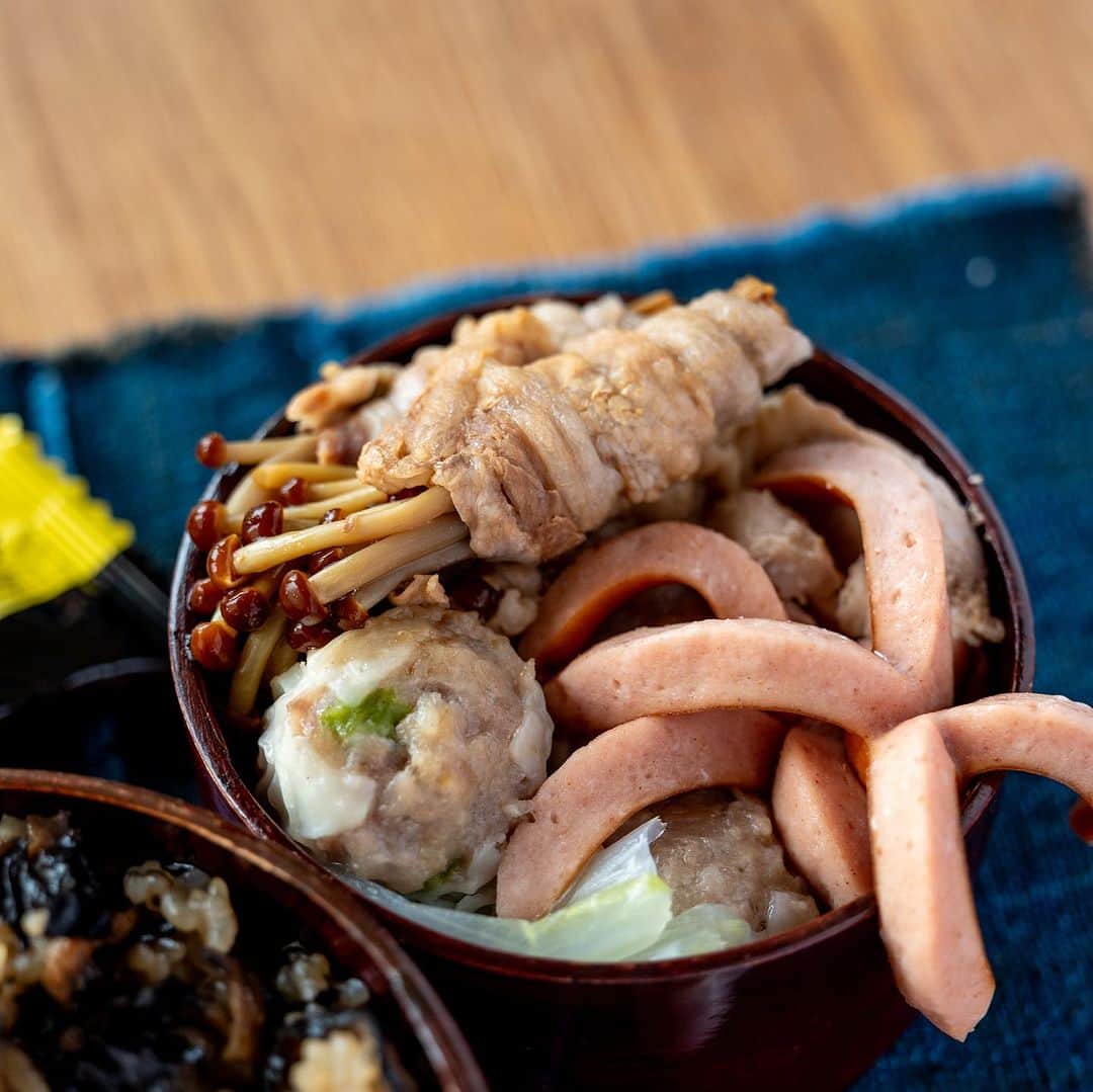 武井義明のインスタグラム：「Today’s bento.  野菜少なめ？　いちおう下に白菜敷いてます。タコさんウインナは押し込みます。おかずは全て蒸しました。」