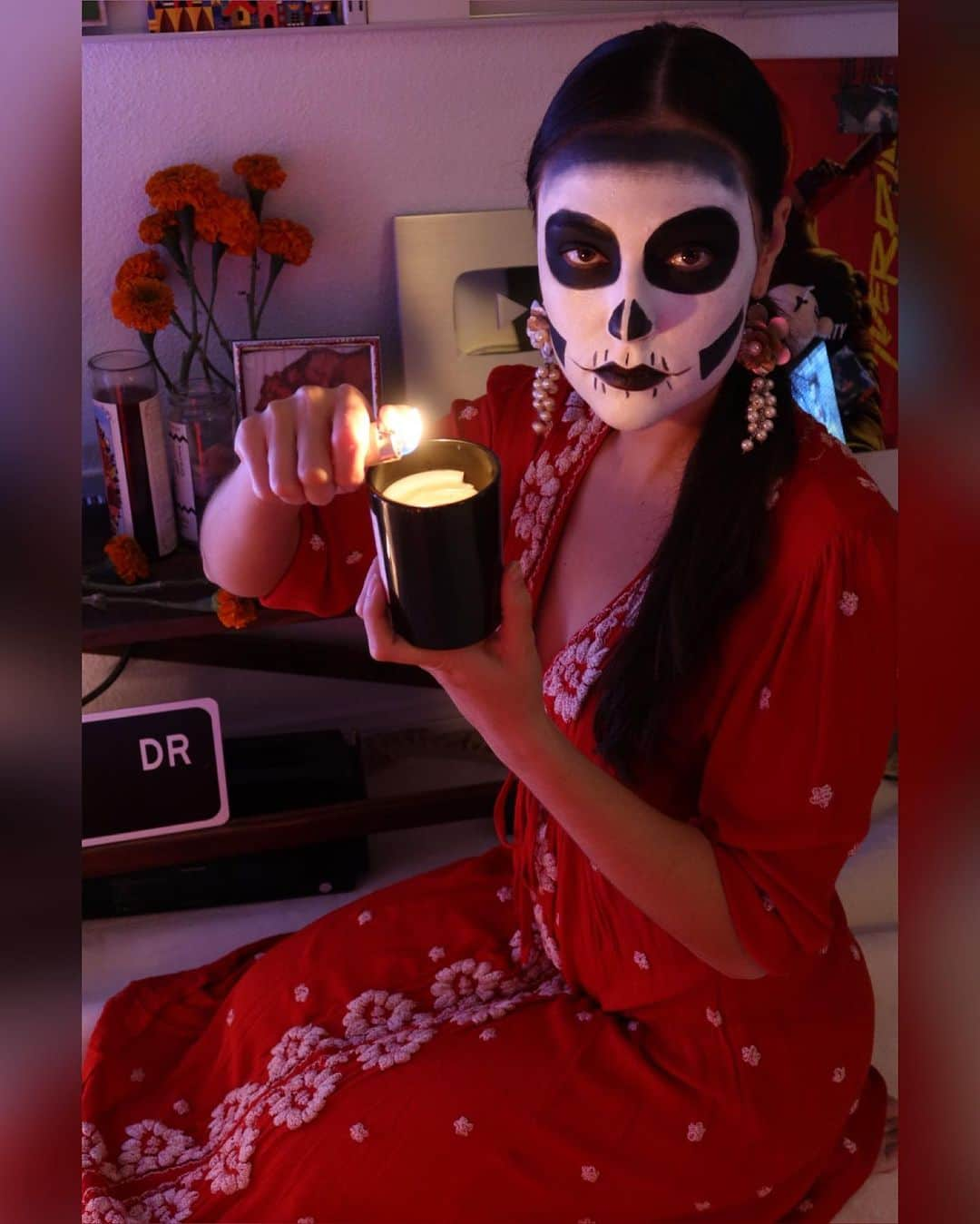 サーシャ・グレイさんのインスタグラム写真 - (サーシャ・グレイInstagram)「🕯️Feliz Dia De Muertos! The ritual of getting ready, lighting candles, and taking a moment to slow down and remember those I’ve loved and lost provide me great comfort and is incredibly therapeutic. 🕯️💀🫶」11月2日 9時20分 - sashagrey