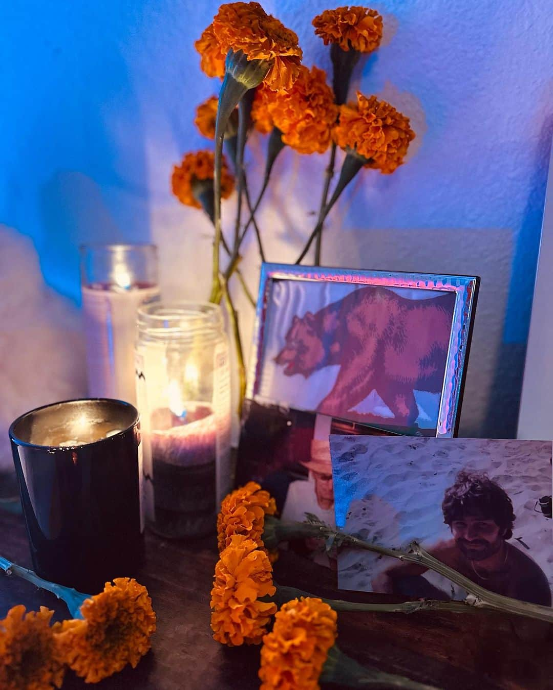 サーシャ・グレイさんのインスタグラム写真 - (サーシャ・グレイInstagram)「🕯️Feliz Dia De Muertos! The ritual of getting ready, lighting candles, and taking a moment to slow down and remember those I’ve loved and lost provide me great comfort and is incredibly therapeutic. 🕯️💀🫶」11月2日 9時20分 - sashagrey