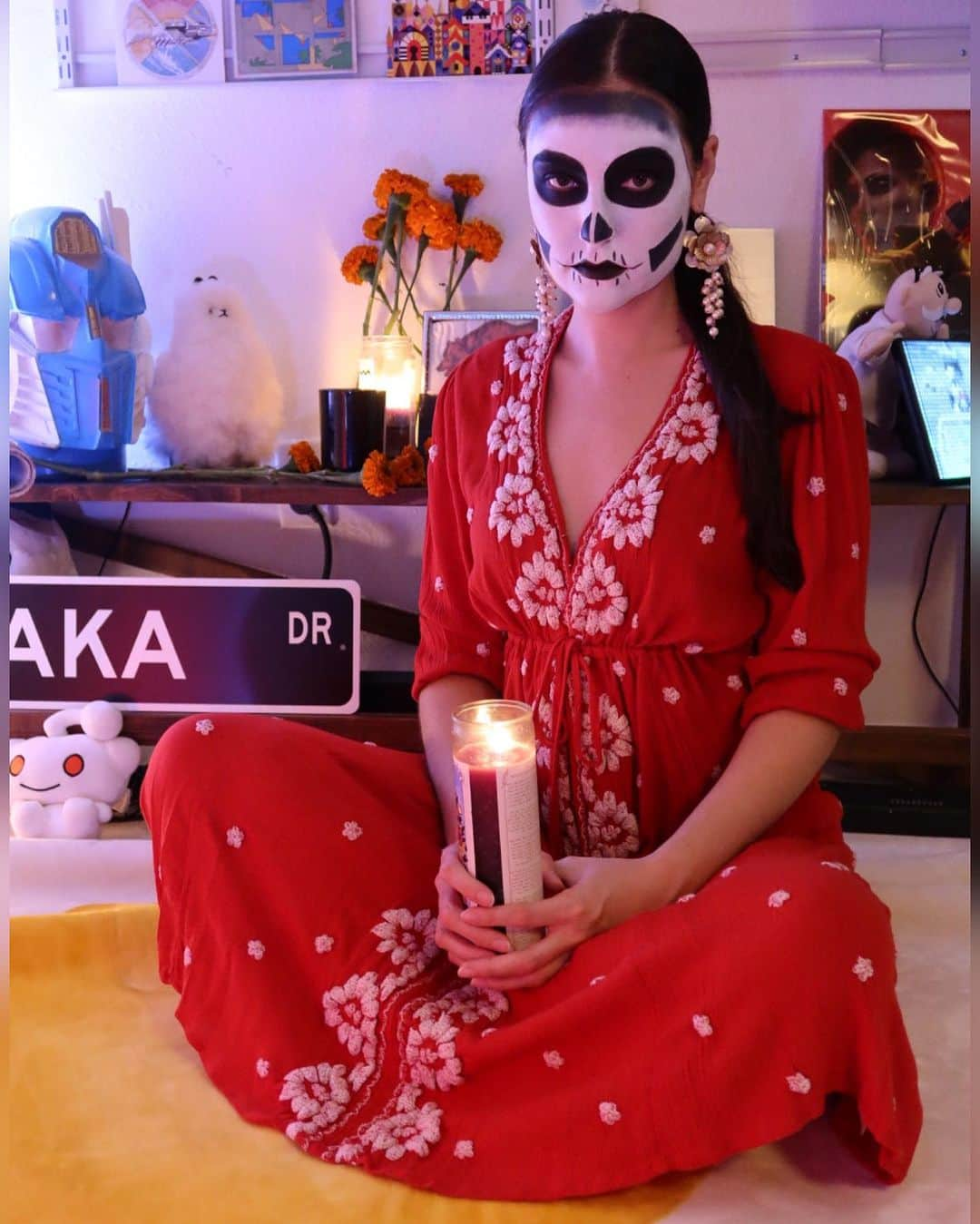 サーシャ・グレイのインスタグラム：「🕯️Feliz Dia De Muertos! The ritual of getting ready, lighting candles, and taking a moment to slow down and remember those I’ve loved and lost provide me great comfort and is incredibly therapeutic. 🕯️💀🫶」