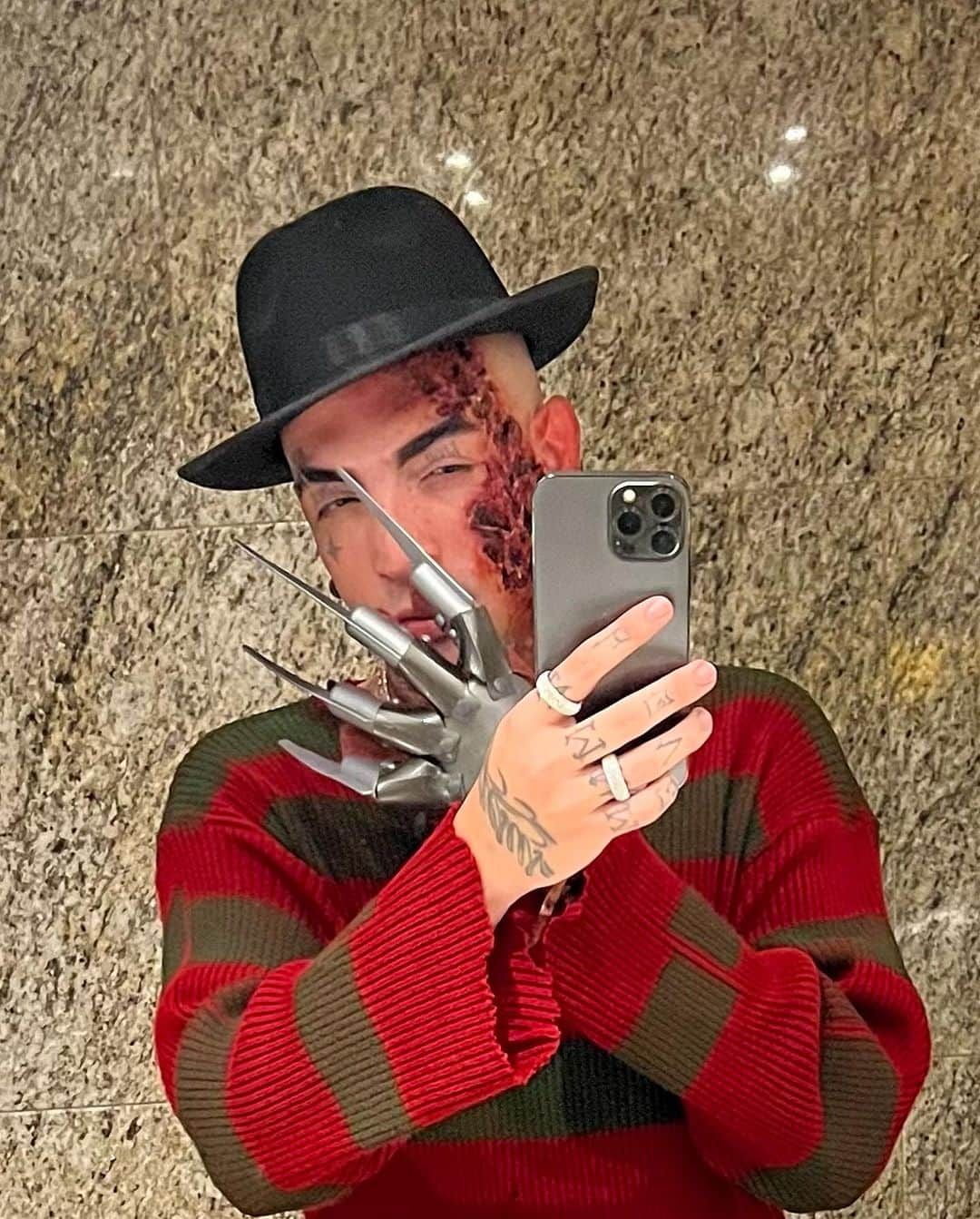 MC Guimêさんのインスタグラム写真 - (MC GuimêInstagram)「“Nunca pare de sonhar.” 👹🩸  - Freddy Krueger #HalloweenDaAnitta」11月2日 9時21分 - mcguime