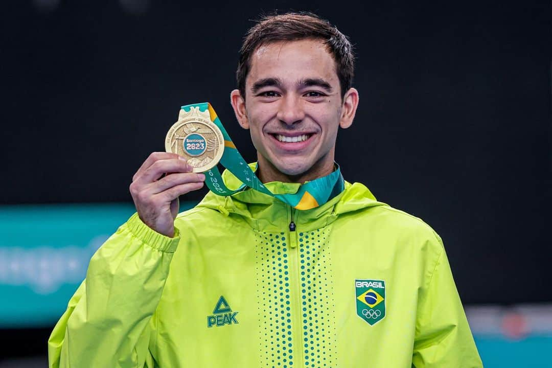 ウーゴ・カルデラノのインスタグラム：「Tricampeão! 🤩🇧🇷   📷 Wander Roberto/ COB」