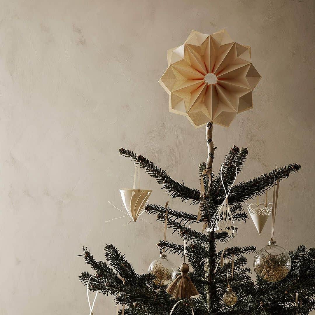KOZLIFEさんのインスタグラム写真 - (KOZLIFEInstagram)「デンマークでは伝統的な 紙製のクリスマスオーナメント。 そのクラシックな美しさに 複雑でモダンなデザインを プラスした ferm LIVING の 新作オーナメントは、 ツリーに飾ったり 窓辺に飾ったりと 楽しみ方はいろいろ♪ 今年はノスタルジックに クリスマスを彩りませんか？  -登場のアイテム- ferm LIVING/Paper Star Sun ◎商品は当店トップページのリンクor画像を タップしてください。 @kozlife_tokyo  #KOZLIFE #コズライフ #japan #LoveFoodLoveLife #Interior #instahome #instagood #fermliving #ファームリビング #クリスマス #デンマーク #北欧のクリスマス #北欧インテリア #暮らし #北欧雑貨 #丁寧な暮らし #シンプルライフ ＃オーナメント」11月2日 9時25分 - kozlife_tokyo