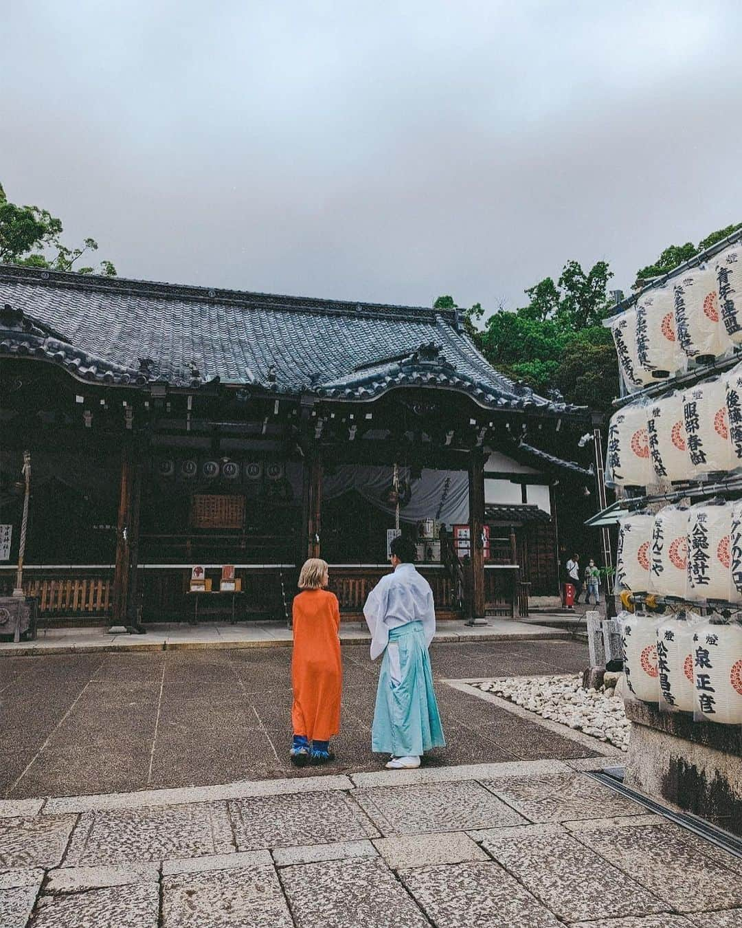 NakamuraEmiさんのインスタグラム写真 - (NakamuraEmiInstagram)「⛩️  ／ 三重県桑名市  #魅力みつけびと  Nakamura就任🤵🏼‍♀️ ＼  ということで  ／ Nakamura目線  桑名市 なとりっぷ　勝手にスタート🪭 (ことりっぷさん番外編) ＼  15周年を迎え私も各地の本を持ってることりっぷさんで 桑名×NakamuraEmiの素敵な記事あげていただいてますが、https://co-trip.jp/article/619293/  オフショットも沢山あったので、せっかくだからNakamura目線で印象に残ったことなどもあげていきまする。桑名旅するときの参考にしていただけたら〜！  𓇬  𓇬  𓇬  𓇬  𓇬  𓇬  𓇬  𓇬 𓇬  𓇬  𓇬  𓇬  𓇬  𓇬  𓇬  𓇬   ⛩️ 桑名宗社  いきなり猫背が過ぎますけど まずはやはり「桑名宗社」(春日神社)からスタートしよう。  桑名宗社はね、地元の方には春日さんと呼ばれているようで、桑名初心者の私も「春日さん」て言いたくなってしまう。  桑名宗社は桑名神社と中臣神社の2つが一緒になってる珍しい神社なので、お賽銭箱も二つあってね、え、どっち？どっちから参拝するの？ってキョロキョロしてたところ、周りの方の様子では向かって左の中臣神社からの方が多かったです。  写真にも写ってる宮司の不破さんがとっても優しい方なので今度また聞いてみよ。絵馬にサインまで書かせて頂いたよ〜！  そして桑名宗社の佇まいのかっこよさ。各所の色合いのコントラストが本当に素敵。写真撮るのが好きな方はフガフガしてしまうと思いますぜ。  2023年限定の「どうする家康」の御朱印はちゃっかり入手！かわいい〜 そして刀「村正」もここに所蔵してあるのですが、大興奮でしたのでその写真はまた別でのせます。  何より春日さんからスタートする日本一やかましい祭り「石取祭」は本当に凄かった。またそちらも。。  P.S. この近くでどうやら団子がついてるアイスクリームが買えます。🍡🍨　お店の名前はわからないのですが、振り向いたらすごい可愛いアイスをたけしマネージャー食べててめっちゃ笑った。  ということで次もお楽しみに〜  #三重県桑名市　#魅力みつけびと  #NakamuraEmi #ことりっぷ #桑名宗社 #春日神社 #ことりっぷ #三重県 #桑名」11月2日 9時28分 - nou.emi