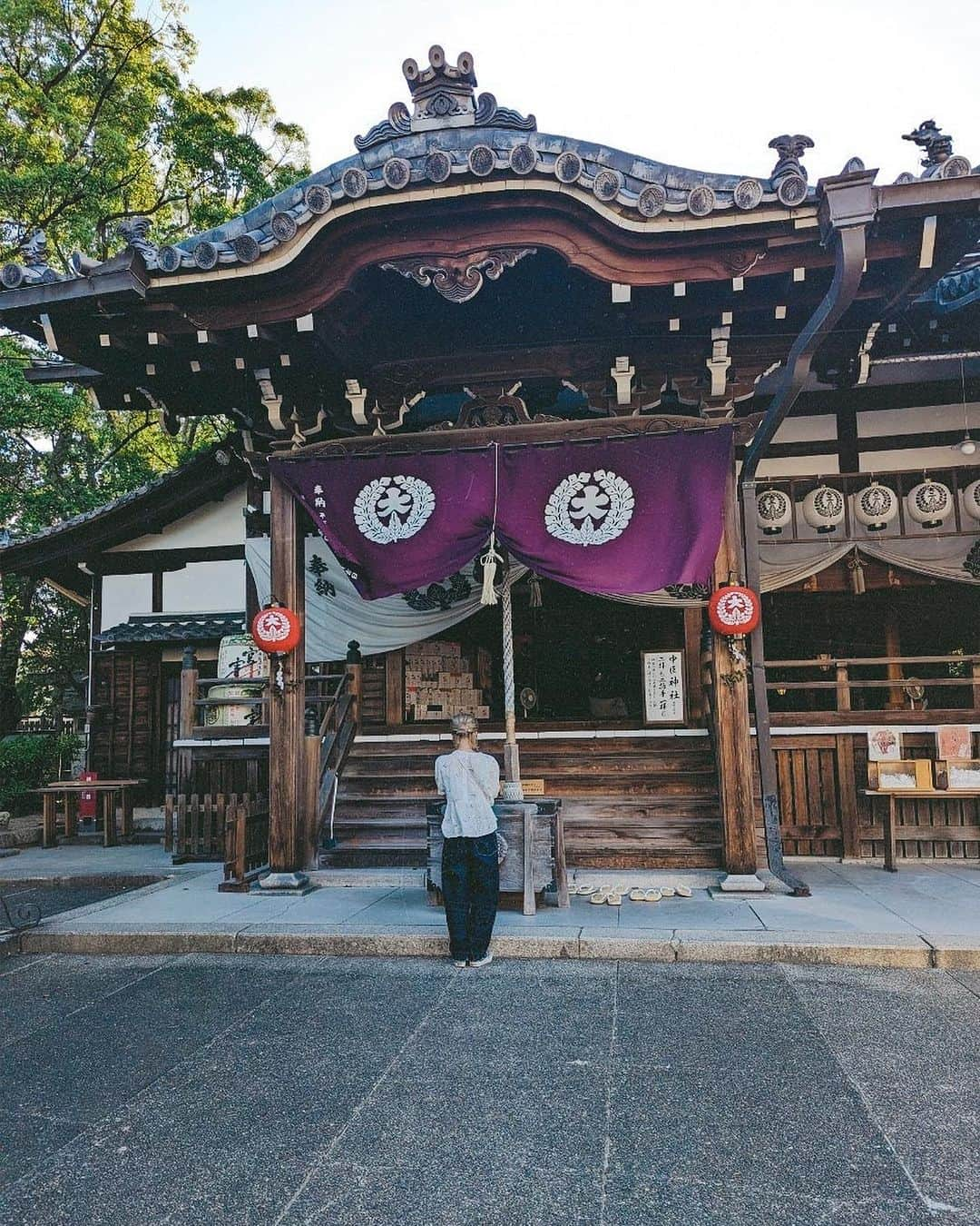 NakamuraEmiさんのインスタグラム写真 - (NakamuraEmiInstagram)「⛩️  ／ 三重県桑名市  #魅力みつけびと  Nakamura就任🤵🏼‍♀️ ＼  ということで  ／ Nakamura目線  桑名市 なとりっぷ　勝手にスタート🪭 (ことりっぷさん番外編) ＼  15周年を迎え私も各地の本を持ってることりっぷさんで 桑名×NakamuraEmiの素敵な記事あげていただいてますが、https://co-trip.jp/article/619293/  オフショットも沢山あったので、せっかくだからNakamura目線で印象に残ったことなどもあげていきまする。桑名旅するときの参考にしていただけたら〜！  𓇬  𓇬  𓇬  𓇬  𓇬  𓇬  𓇬  𓇬 𓇬  𓇬  𓇬  𓇬  𓇬  𓇬  𓇬  𓇬   ⛩️ 桑名宗社  いきなり猫背が過ぎますけど まずはやはり「桑名宗社」(春日神社)からスタートしよう。  桑名宗社はね、地元の方には春日さんと呼ばれているようで、桑名初心者の私も「春日さん」て言いたくなってしまう。  桑名宗社は桑名神社と中臣神社の2つが一緒になってる珍しい神社なので、お賽銭箱も二つあってね、え、どっち？どっちから参拝するの？ってキョロキョロしてたところ、周りの方の様子では向かって左の中臣神社からの方が多かったです。  写真にも写ってる宮司の不破さんがとっても優しい方なので今度また聞いてみよ。絵馬にサインまで書かせて頂いたよ〜！  そして桑名宗社の佇まいのかっこよさ。各所の色合いのコントラストが本当に素敵。写真撮るのが好きな方はフガフガしてしまうと思いますぜ。  2023年限定の「どうする家康」の御朱印はちゃっかり入手！かわいい〜 そして刀「村正」もここに所蔵してあるのですが、大興奮でしたのでその写真はまた別でのせます。  何より春日さんからスタートする日本一やかましい祭り「石取祭」は本当に凄かった。またそちらも。。  P.S. この近くでどうやら団子がついてるアイスクリームが買えます。🍡🍨　お店の名前はわからないのですが、振り向いたらすごい可愛いアイスをたけしマネージャー食べててめっちゃ笑った。  ということで次もお楽しみに〜  #三重県桑名市　#魅力みつけびと  #NakamuraEmi #ことりっぷ #桑名宗社 #春日神社 #ことりっぷ #三重県 #桑名」11月2日 9時28分 - nou.emi