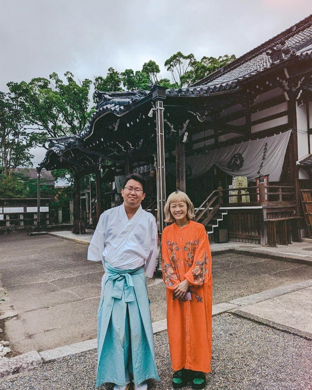 NakamuraEmiさんのインスタグラム写真 - (NakamuraEmiInstagram)「⛩️  ／ 三重県桑名市  #魅力みつけびと  Nakamura就任🤵🏼‍♀️ ＼  ということで  ／ Nakamura目線  桑名市 なとりっぷ　勝手にスタート🪭 (ことりっぷさん番外編) ＼  15周年を迎え私も各地の本を持ってることりっぷさんで 桑名×NakamuraEmiの素敵な記事あげていただいてますが、https://co-trip.jp/article/619293/  オフショットも沢山あったので、せっかくだからNakamura目線で印象に残ったことなどもあげていきまする。桑名旅するときの参考にしていただけたら〜！  𓇬  𓇬  𓇬  𓇬  𓇬  𓇬  𓇬  𓇬 𓇬  𓇬  𓇬  𓇬  𓇬  𓇬  𓇬  𓇬   ⛩️ 桑名宗社  いきなり猫背が過ぎますけど まずはやはり「桑名宗社」(春日神社)からスタートしよう。  桑名宗社はね、地元の方には春日さんと呼ばれているようで、桑名初心者の私も「春日さん」て言いたくなってしまう。  桑名宗社は桑名神社と中臣神社の2つが一緒になってる珍しい神社なので、お賽銭箱も二つあってね、え、どっち？どっちから参拝するの？ってキョロキョロしてたところ、周りの方の様子では向かって左の中臣神社からの方が多かったです。  写真にも写ってる宮司の不破さんがとっても優しい方なので今度また聞いてみよ。絵馬にサインまで書かせて頂いたよ〜！  そして桑名宗社の佇まいのかっこよさ。各所の色合いのコントラストが本当に素敵。写真撮るのが好きな方はフガフガしてしまうと思いますぜ。  2023年限定の「どうする家康」の御朱印はちゃっかり入手！かわいい〜 そして刀「村正」もここに所蔵してあるのですが、大興奮でしたのでその写真はまた別でのせます。  何より春日さんからスタートする日本一やかましい祭り「石取祭」は本当に凄かった。またそちらも。。  P.S. この近くでどうやら団子がついてるアイスクリームが買えます。🍡🍨　お店の名前はわからないのですが、振り向いたらすごい可愛いアイスをたけしマネージャー食べててめっちゃ笑った。  ということで次もお楽しみに〜  #三重県桑名市　#魅力みつけびと  #NakamuraEmi #ことりっぷ #桑名宗社 #春日神社 #ことりっぷ #三重県 #桑名」11月2日 9時28分 - nou.emi