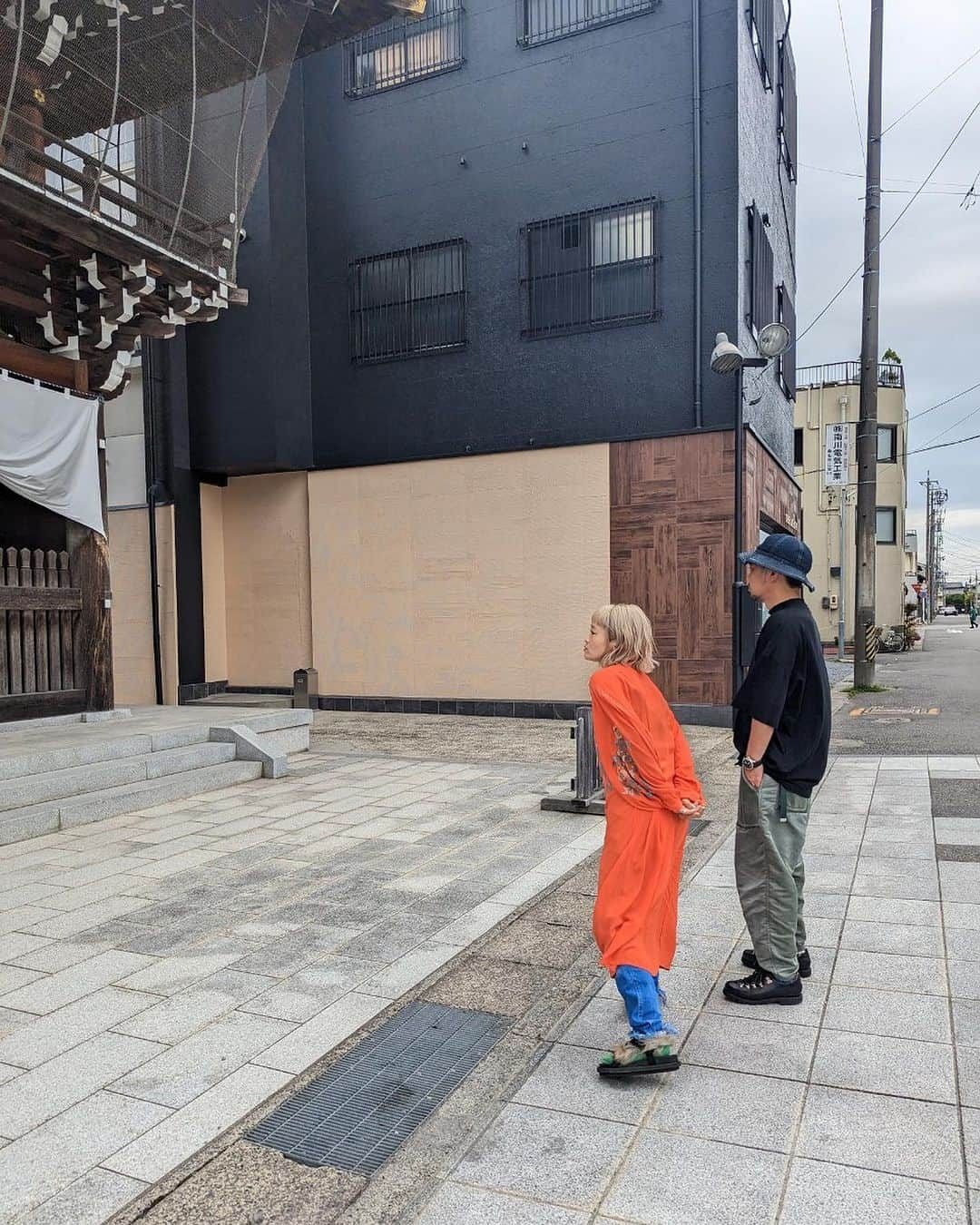 NakamuraEmiさんのインスタグラム写真 - (NakamuraEmiInstagram)「⛩️  ／ 三重県桑名市  #魅力みつけびと  Nakamura就任🤵🏼‍♀️ ＼  ということで  ／ Nakamura目線  桑名市 なとりっぷ　勝手にスタート🪭 (ことりっぷさん番外編) ＼  15周年を迎え私も各地の本を持ってることりっぷさんで 桑名×NakamuraEmiの素敵な記事あげていただいてますが、https://co-trip.jp/article/619293/  オフショットも沢山あったので、せっかくだからNakamura目線で印象に残ったことなどもあげていきまする。桑名旅するときの参考にしていただけたら〜！  𓇬  𓇬  𓇬  𓇬  𓇬  𓇬  𓇬  𓇬 𓇬  𓇬  𓇬  𓇬  𓇬  𓇬  𓇬  𓇬   ⛩️ 桑名宗社  いきなり猫背が過ぎますけど まずはやはり「桑名宗社」(春日神社)からスタートしよう。  桑名宗社はね、地元の方には春日さんと呼ばれているようで、桑名初心者の私も「春日さん」て言いたくなってしまう。  桑名宗社は桑名神社と中臣神社の2つが一緒になってる珍しい神社なので、お賽銭箱も二つあってね、え、どっち？どっちから参拝するの？ってキョロキョロしてたところ、周りの方の様子では向かって左の中臣神社からの方が多かったです。  写真にも写ってる宮司の不破さんがとっても優しい方なので今度また聞いてみよ。絵馬にサインまで書かせて頂いたよ〜！  そして桑名宗社の佇まいのかっこよさ。各所の色合いのコントラストが本当に素敵。写真撮るのが好きな方はフガフガしてしまうと思いますぜ。  2023年限定の「どうする家康」の御朱印はちゃっかり入手！かわいい〜 そして刀「村正」もここに所蔵してあるのですが、大興奮でしたのでその写真はまた別でのせます。  何より春日さんからスタートする日本一やかましい祭り「石取祭」は本当に凄かった。またそちらも。。  P.S. この近くでどうやら団子がついてるアイスクリームが買えます。🍡🍨　お店の名前はわからないのですが、振り向いたらすごい可愛いアイスをたけしマネージャー食べててめっちゃ笑った。  ということで次もお楽しみに〜  #三重県桑名市　#魅力みつけびと  #NakamuraEmi #ことりっぷ #桑名宗社 #春日神社 #ことりっぷ #三重県 #桑名」11月2日 9時28分 - nou.emi