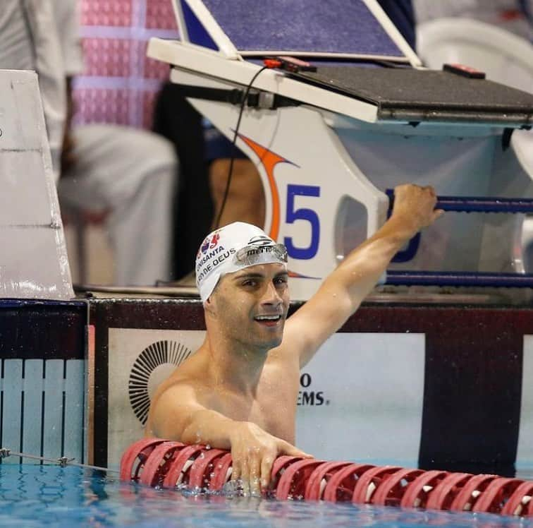 レオナルド・ジ・デウスのインスタグラム：「Campeão BRASILEIRO 200 borboleta!!! FELIZ D+ em vencer as 2 competições mais importantes do Brasil🥇+🥇!!! VAMOOO SANTAAA 🔴🔵 📸: @satirosodre」