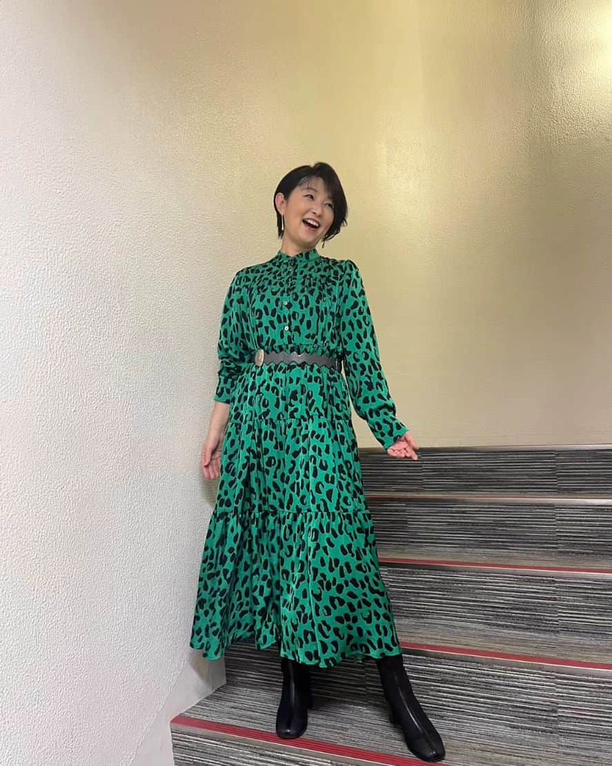 小島奈津子のインスタグラム：「2023.11.2 #BSTBS　#噂の東京マガジン  #衣装提供　#PR ワンピース @manana_suerte   ピアス @zuttoholic   ブーツ @dianashoespress   なんだか、妙に楽しそう(笑) グリーンのレオパード！」