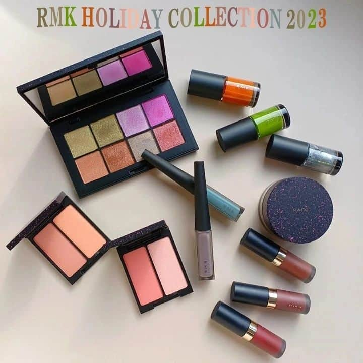 Fruit Gatheringのインスタグラム：「. 【RMK HOLIDAY COLLECTION 2023 DANCING DIMENSIONS】   les serious , more pleasure 古い建物の壁に描かれたグラフィティ、活気づく週末 オルタナティブなムードあふれるニューヨーク ブッシュウィックのナイトライフ そんなインスピレーショナルなエナジーをまとった色と光がきらめくハイシャインなホリデーコレクション  RMK 2023年11月２日(木)数量限定発売 ■RMK ダンシング ディメンションズ アイシャドウパレット 限定1種 ￥8,800 (税込)  パールの輝きをふんだんに散りばめたエキサイトメントな8色パレットは、RMK新質感のハイシャイン、シャイニー、シマーをセット。単色づかいはもちろん、パールの質感を重ねた絶妙なニュアンスが印象的な目元を演出します。   ■RMK ダンシング ディメンションズ フェイスパレット 限定２種 ￥5,500(税込)  エナジェティックなリズムが頬からあふれ出すような、絶妙な2種のフェイスパレットが登場。透明感*を残したやわらかな発色のチーク(左)に、色みをリッチに感じるハイライト(右)のふたつを重ねて生まれる立体感*と血色感*でヘルシー＆フレッシュな仕上がりを叶えます。  【color】 ・01セドナ スピリット ・02 ローズ パレード   ■RMK インジーニアス リクイドアイライナー EX 限定２色 ￥3,080(税込) 透け感*のあるベースカラーに星屑のようなパールをふんだんに散りばめたリクイドアイライナー。モーブパープルとティールの2色で、夜の情景をまぶたに映して。  【color】 ・EX-04 コズミックモーヴ ・EX-05 スパークリング インディゴ   ■RMK リクイド リップカラー 限定3色 ￥4,180(税込) ナチュラルなツヤとフィット感、透け感のある美しい発色のリクイドリップから３色の限定カラーが誕生。軽やかなのびのよいテクスチャーで、唇を潤いで包み込むような心地よさをかなえます。  【color】 ・EX-05 メロウ マホガニー ・EX-06 マルベリー スムージー ・EX-07 ロイヤル クラレット   ■RMK エアリータッチ フィニッシングパウダー 限定1種 ￥4,950(税込) 軽やかな微粒子パウダーが肌にとけ込むようになじむフェイスパウダーから、パールとオイルをリッチに配合した、ヘルシーなつや肌*をかなえる限定カラーが誕生。余分なテカリを抑えながらも計算されたつや肌*をかなえます。  【color】 ・EX-03 デイ グロウ   ■RMK ネイルラッカー 限定3色 ￥2,200(税込) つけたての美しい発色となめらかで上品なツヤ感*をまとうネイルカラー。 1度塗りでしっかり発色するこなれた色は、2度、3度重ねて深みのある色へ。美しいモダンな彩りを指先に。  【color】 ・EX-12 オレンジサイダー ・EX-13 ブライトホーリー ・EX-14 スペースシャトル   *メイクアップ効果による ・・・・・・・・・・・・・・・・・・・　 #fruitgathering #フルーツギャザリング #美容好きさんと繋がりたい #美容好きな人と繋が りたい #メイク好きさんと繋がりたい #化粧品 #コスメ好き #コスメ #コスメ部 #コスメ情報 #コスメマニア #トレンドコスメ #ご褒美コスメ #デパコス #アイシャドウ ＃リクイドアイライナー  #ブラッシュ #ハイライト #リクイドリップカラー #リップ #フェイスパウダー #ネイル #コフレ #ホリデーコレクション #ホリデーコレクション2023 #RMK #アールエムケー」