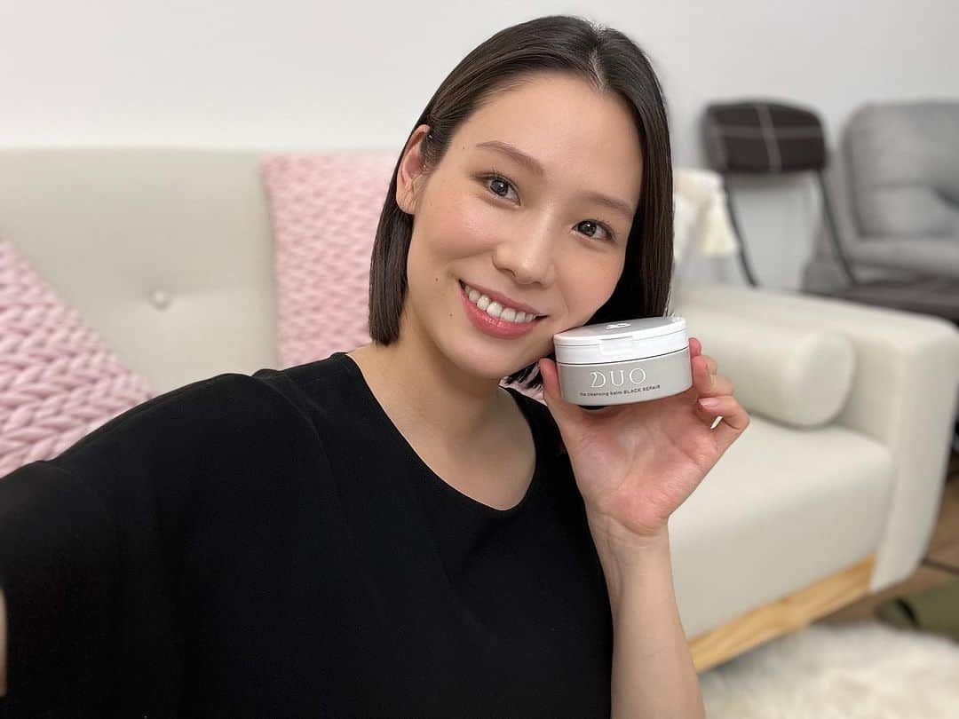 工藤采佳のインスタグラム：「大人気のクレンジングバーム、DUO！  今回はDUOの中でも今一番人気の DUOブラックリペアを YouTube広告でご紹介させていただいています(^^)♪  撮影の時などかなり濃いメイクの時は、、、、  ①コットンを使ってポイントメイク落としでアイメイクを落とす ②オイルクレンジングで目元&顔全体のメイクを落とす ③スチームを顔にあてながらクレンジングクリームでマッサージ ④拭き取りローションでコットンを使って拭き取る ⑤洗顔でしっかり顔を洗う  というなかなかな工程を踏まなきゃいけなかったメイク落としが、 これ一つで完結するという神アイテム！  撮影後の濃いメイクもこのクレンジングバーム一つで、 綺麗に落ちるしW洗顔しなくて良いから、かなり楽です☝️  ①〜⑤までの工程がこれ一つでOKになることを考えると 個人的には、コスパかなり良いなぁと思っております👑✨  洗ったあとの肌も、もちもち〜ってなるし、毛穴汚れも落ちてきたかな？ 化粧水と乳液の入り方？が違う感じがするしメイクノリもgood👌  という感じで今回はブラックを紹介したけど、 使い終わったら他のシリーズも使ってみたいです👏  #DUO#duo ブラックリペア#クレンジング#クレンジングバーム #クレンジングバームデュオ#デュオ#デュオクレンジングバーム  #炭#炭クレンジング#メイク落とし#洗顔#コスメ#スキンケア #保湿#YouTube#広告」