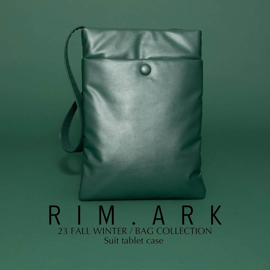 RIM.ARK（リムアーク）さんのインスタグラム写真 - (RIM.ARK（リムアーク）Instagram)「23 FALL WINTER / BAG COLLECTION ___  Suit tablet case ¥14,300 (taxin)  コーディネートの差し色になるような鮮やかな色合いが目を引く、タブレットケース。パデット仕様のボリューム感が可愛いのはもちろん、パソコンやタブレットを多少の衝撃であれば守ってくれるのも嬉しいポイント。外側にはポケットが付いており、マウスやコード類などの関連アイテムを収納いただけます。他にはない合皮を使用したタブレットケースは高級感があり、普段のコーディネートにも取り入れやすいデザインにこだわりました。  ___  RIM.ARK online sheltter web store ZOZOTOWN ____  銀座三越店　03-3538-3568 新宿ルミネ2店　03-6911-2585 名古屋高島屋店　052-566-3633 阪急うめだ店　06-6313-0587 福岡VIORO店　092-707-0673 ____  #RIMARK#リムアーク」11月2日 9時39分 - rim.ark