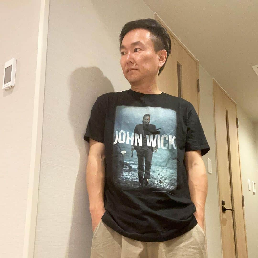 山内健司（かまいたち）のインスタグラム：「。 ジョン・ウィックのTシャツ✋  これは普通に定価で買えたのかなぁ  なかなかオフィシャルのって見つからないのよねー  キアヌの映画はコンスタンティンもめちゃくちゃ好き😆😆😆  マトリックスから始まりほぼ全部観てるんじゃないかなぁ👍👍👍  この日はホテル泊まりだったけど、疲れ果てて寝る前になんとか記念に撮りました😂  でもアップする余力がなかったので今あげてまーす😂😂😂  #ヴィンテージTシャツ #ジョンウィック  #johnwick  #かまいたち山内」