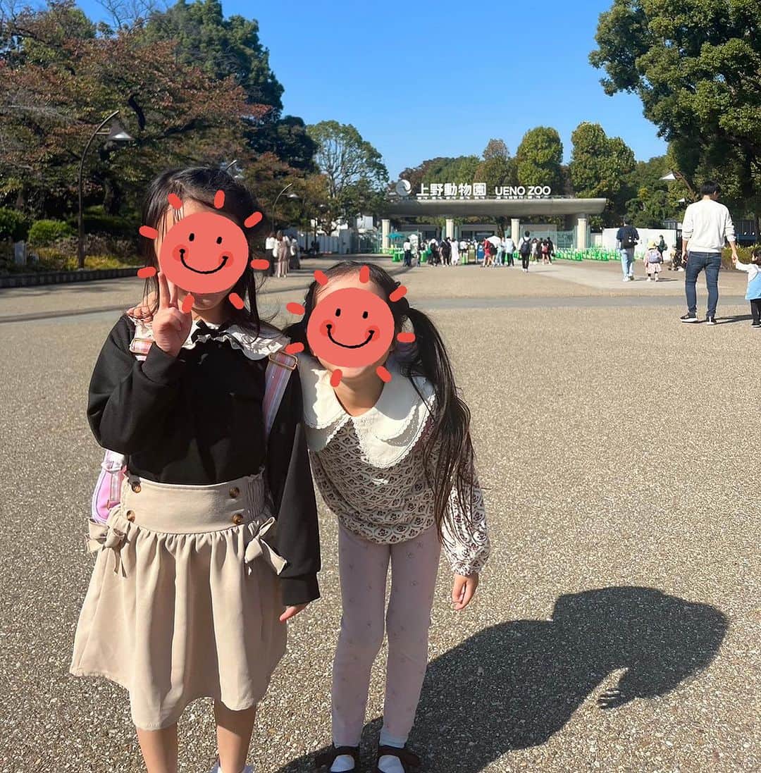 浅見れいなさんのインスタグラム写真 - (浅見れいなInstagram)「昨日は幼稚園お休みで、娘の相棒と動物園へ🐻 いつも息子がいるので、娘だけとお出かけは久しぶり🤲 ゆっくりのんびり沢山遊びました🫶  @babysleepschool_tokyo_yuko  ちゃんが一生懸命ケンケンパの⭕️を書いてくれてる🤲  沢山歩いくから、動きやすい服装で。 @nave_jp  のニットカーデはお尻まで隠れるシルエットが好き❤️」11月2日 9時53分 - reina_asami