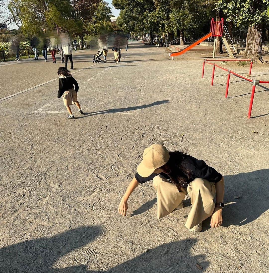 浅見れいなさんのインスタグラム写真 - (浅見れいなInstagram)「昨日は幼稚園お休みで、娘の相棒と動物園へ🐻 いつも息子がいるので、娘だけとお出かけは久しぶり🤲 ゆっくりのんびり沢山遊びました🫶  @babysleepschool_tokyo_yuko  ちゃんが一生懸命ケンケンパの⭕️を書いてくれてる🤲  沢山歩いくから、動きやすい服装で。 @nave_jp  のニットカーデはお尻まで隠れるシルエットが好き❤️」11月2日 9時53分 - reina_asami