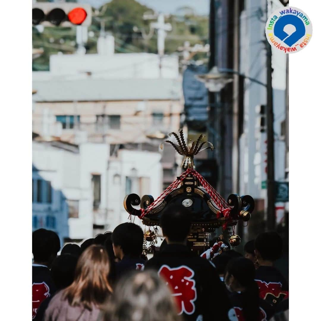 和歌山県さんのインスタグラム写真 - (和歌山県Instagram)「. Insta_Wakayamaでは、皆さんがハッシュタグをつけて投稿してくださった写真から、素敵な写真をご紹介させていただきます。本日のピックアップ @nojiri_masato_ さんのお写真です。 ハッシュタグのご利用ありがとうございます！  . こちらの写真は新宮市で行われた熊野速玉大社例大祭の子供神輿の様子です🍂🌾 お神輿とお祭りのはっぴとても秋らしくて素敵ですね💗✨✨  今年は夏祭りだけでなく、秋祭りも久しぶりに開催された地域も多かったそうです。 皆様の地域でも秋祭りが行われていたところも多かったのではないのでしょうか🌟  まだまだ和歌山の素敵な秋の写真募集しております！ ぜひ、「#insta_wakayama」　をつけて投稿してくださいね！！  . フィーチャーしたお写真には撮影者の方が必ずいます。 お写真に関係のないコメントを残さないようにお願いします。  #和歌山 #和歌山県 #wakayama #新宮市 #熊野速玉大社例大祭 #秋祭り #秋 #autumn#insta_wakayama #instameet_wakayama #wakayamagram #nagomi_wakayama #visitwakayama#retrip_news #japan #なんて素敵な和歌山なんでしょう」11月2日 9時46分 - insta_wakayama