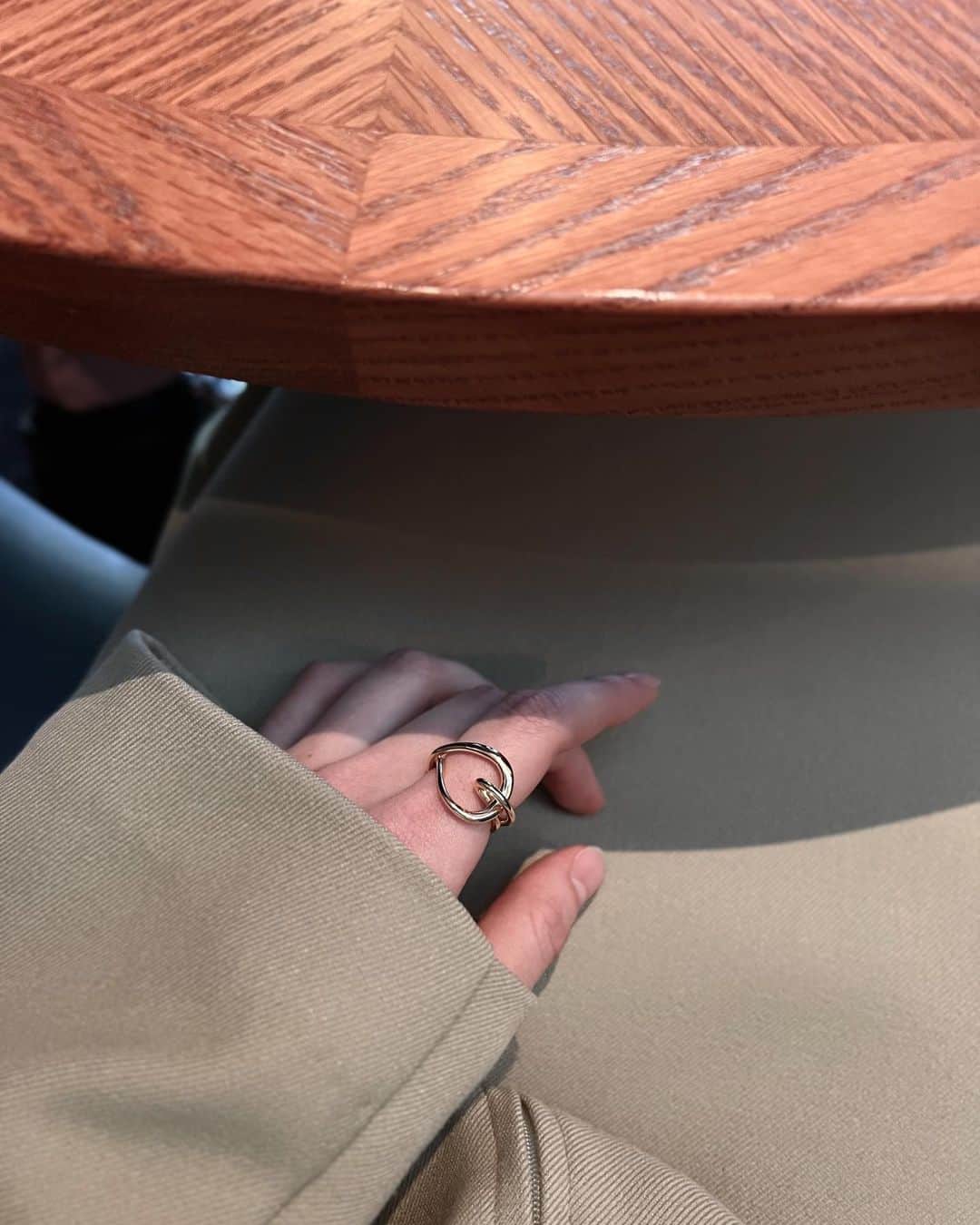 舞雛かのんのインスタグラム：「🥨  くるんってしてて可愛い... ついつい色んな角度から眺めちゃう🫢🤍  届いたときの包装も素敵で、ときめきました💐  #hjewelry #pr」