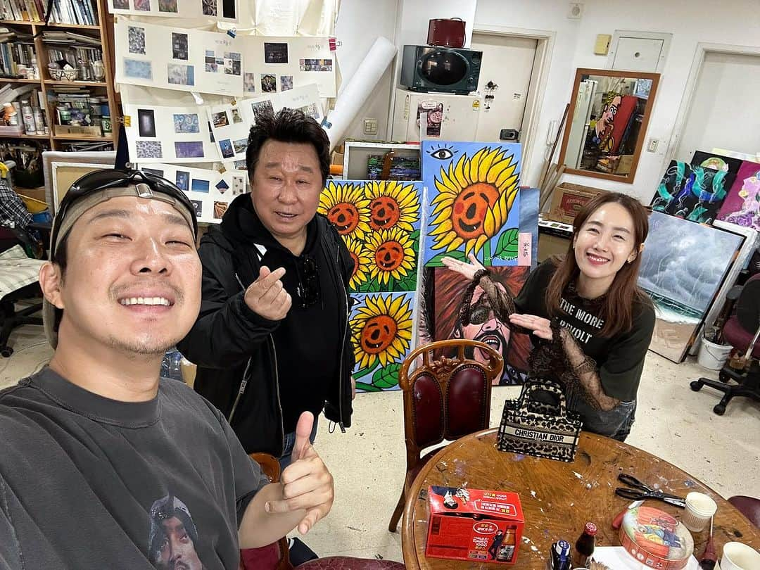 ハハのインスタグラム：「해바라기 🌻🌻🌻🌻 최고의 작가님 임하룡 형님! ❤️❤️❤️❤️사랑해요~ @haryonglim」