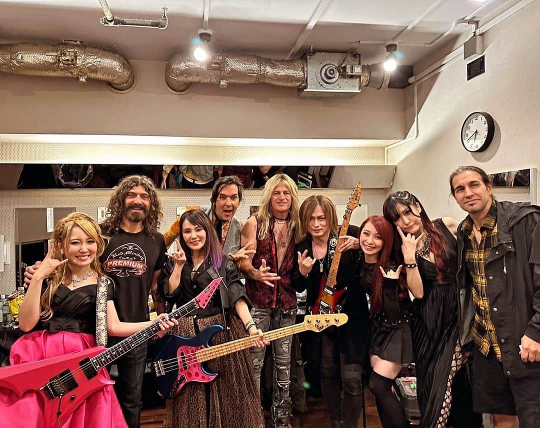 トキさんのインスタグラム写真 - (トキInstagram)「ライヴの後THE DEAD DAISIES🌼 のライヴを全力で楽しんだ🤘 全楽器の音圧が凄まじ過ぎて、 かっこよすぎて内臓も頭も振りまくり🔥🔥🔥  こんなにも刺激的な経験をさせてもろて、私もあんな音を出せるようにもっと！頑張ろう💪🔥  またどこかで絶対会えますように！！！ ありがとうTHE DEAD DAISIES!!  #TheDeadDaisies #THEMIDNIGHTROSES #ザデッドデイジーズ #渋谷O-EAST #Aldious #アルディアス」11月2日 9時55分 - aldioustoki