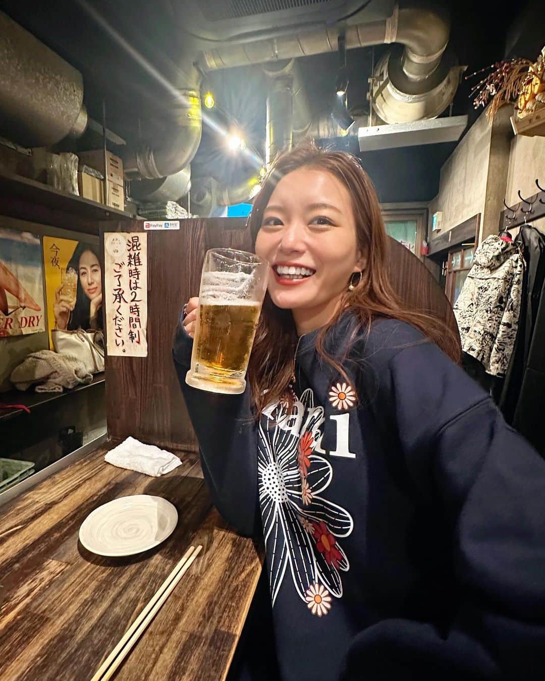 蜂谷晏海のインスタグラム：「品川ヒロシ監督の新作映画『OUT』 試写会にて一足お先に見させていただきました🙏 すみません、原作は読んでおらずでしたが、 序盤、オープニングから心掴まれっぱなし！ 見てて、たのし…！というところから、しっかり作品にのめり込んでアクションシーンも感動もありで超面白かった。 見終わったら焼肉が食べたくなって、師匠と1番すきな焼肉屋さんに行きました。笑 11月17日公開です ぜひ劇場で👊 #OUT #映画」