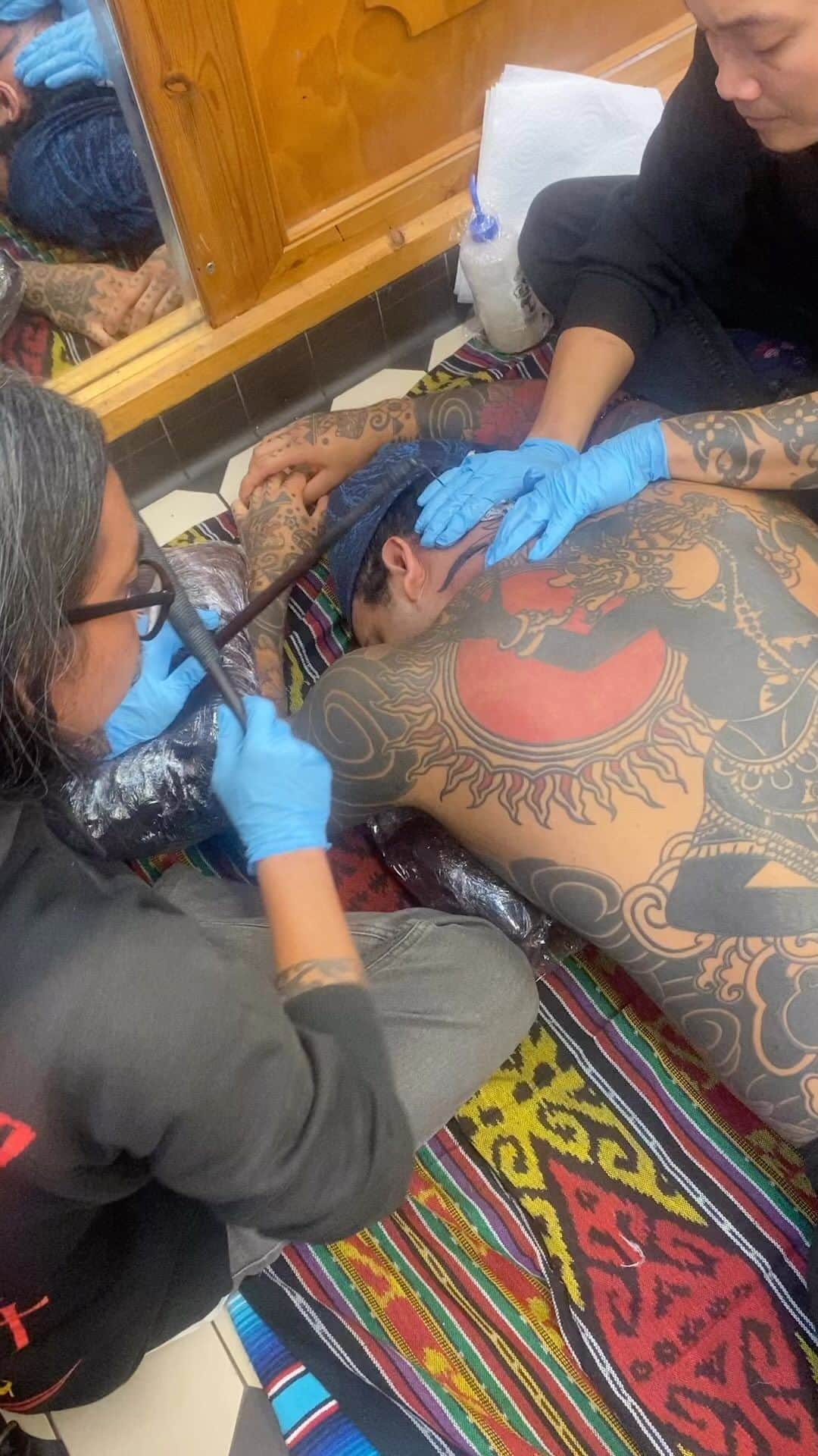 アムステルダム・タトゥー・ミュージアムのインスタグラム：「Hes back the high chief the kapala desa from centraal borneo#handtaping#borneotattoo#keyan#iban#dayak#hendsdayak」
