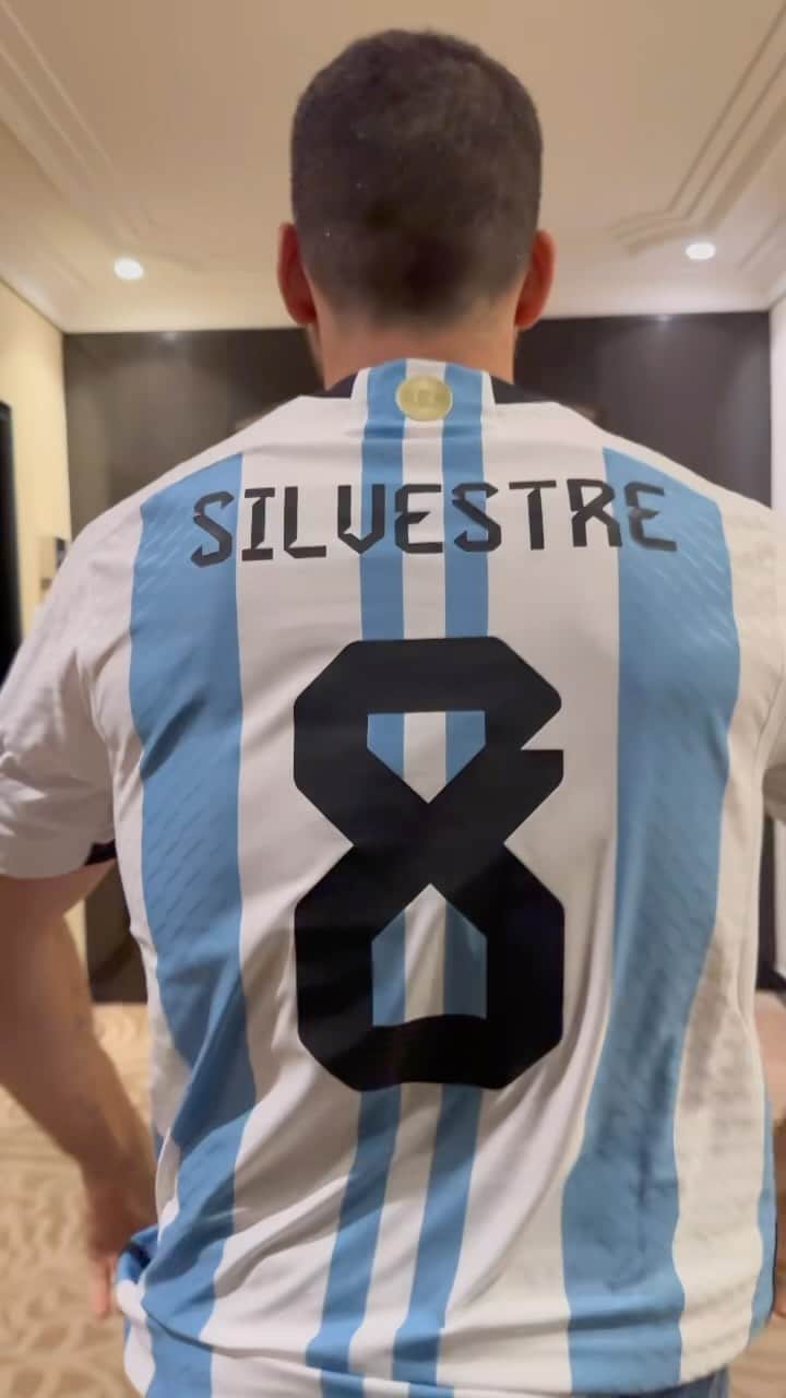 ミゲル・エンジェル・シルベストレのインスタグラム：「6 horas libres en Buenos Aires.  Un año en Argentina es lo que quiero.  📸 @mariacomand @delfidorronzoro @lucero_mndz」