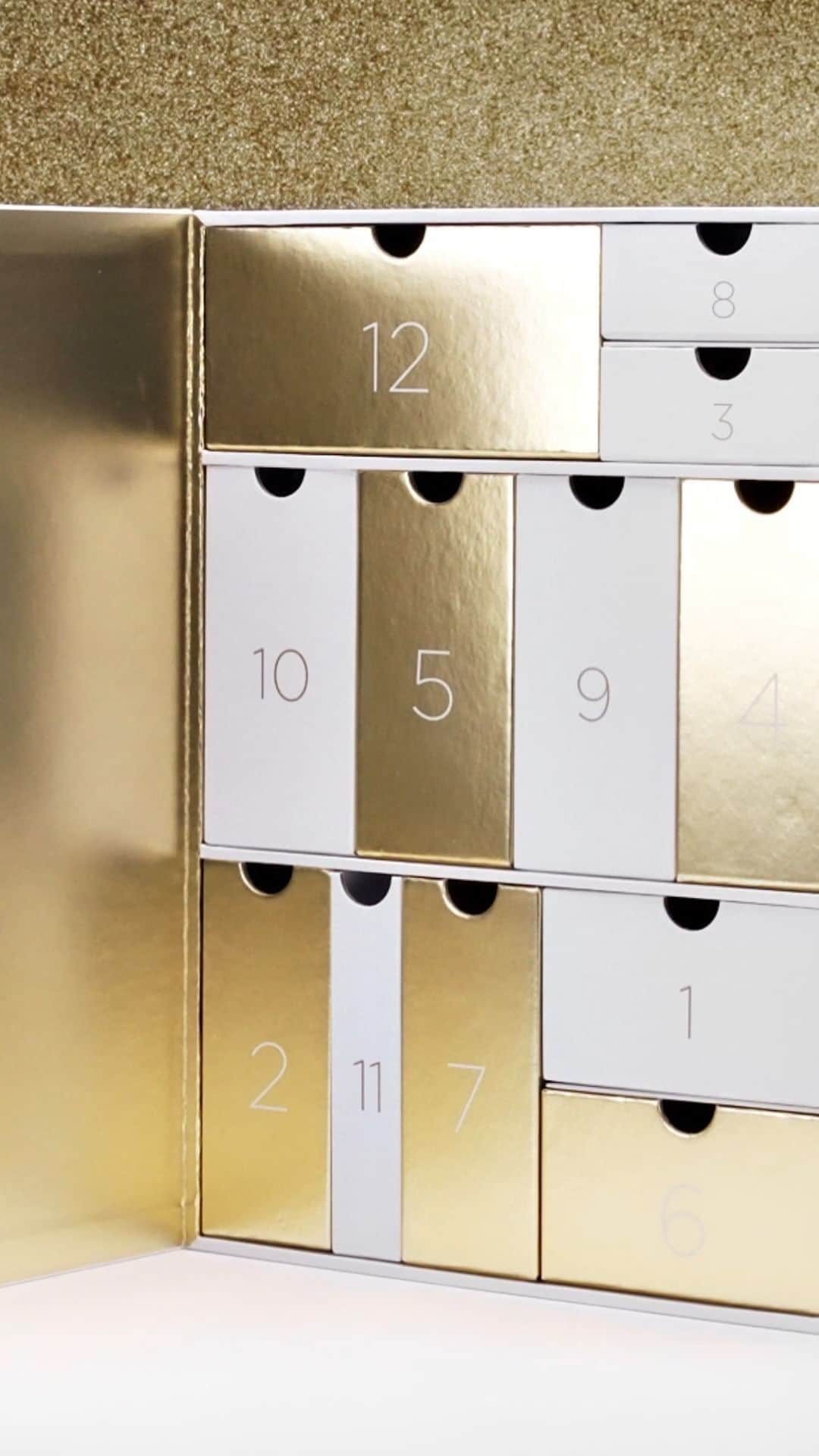 Clarins Canadaのインスタグラム：「It's that time of the year! The best of Clarins' expertise in a special Holiday Advent Calendar containing12 beauty surprises to start off your day right. 🎄🎁 __________ Nous sommes à l'aube de la période des fêtes ! ! Le meilleur de l'expertise Clarins se retrouve dans un Calendrier de l'Avent spécial fêtes contenant 12 surprises beauté pour bien commencer vos journées. 🎄🎁 . . . #Clarins #AdventCalendar #Christmas #HolidaySeason」