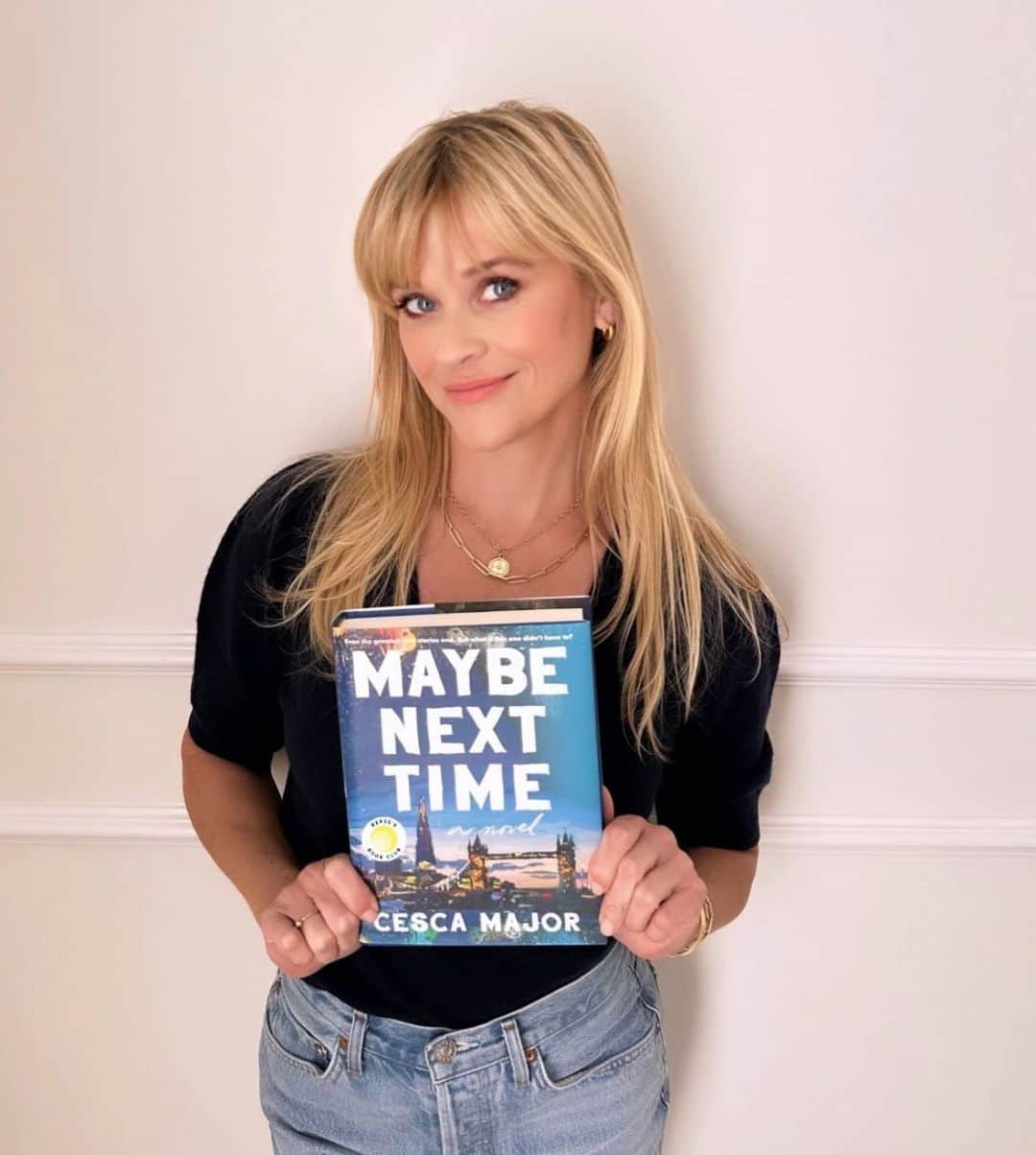 リース・ウィザースプーンのインスタグラム：「Our November @reesesbookclub pick is #MaybeNextTime by @cescamajorauthor! This fascinating story follows overworked & overwhelmed London literary agent, Emma, who finds herself trapped in a time loop... 🕰️👀 No matter what Emma does, she keeps living the same day over and over—all while trying to stop something terrible from happening to her family.   Join us at @reesesbookclub to discuss all month long!」