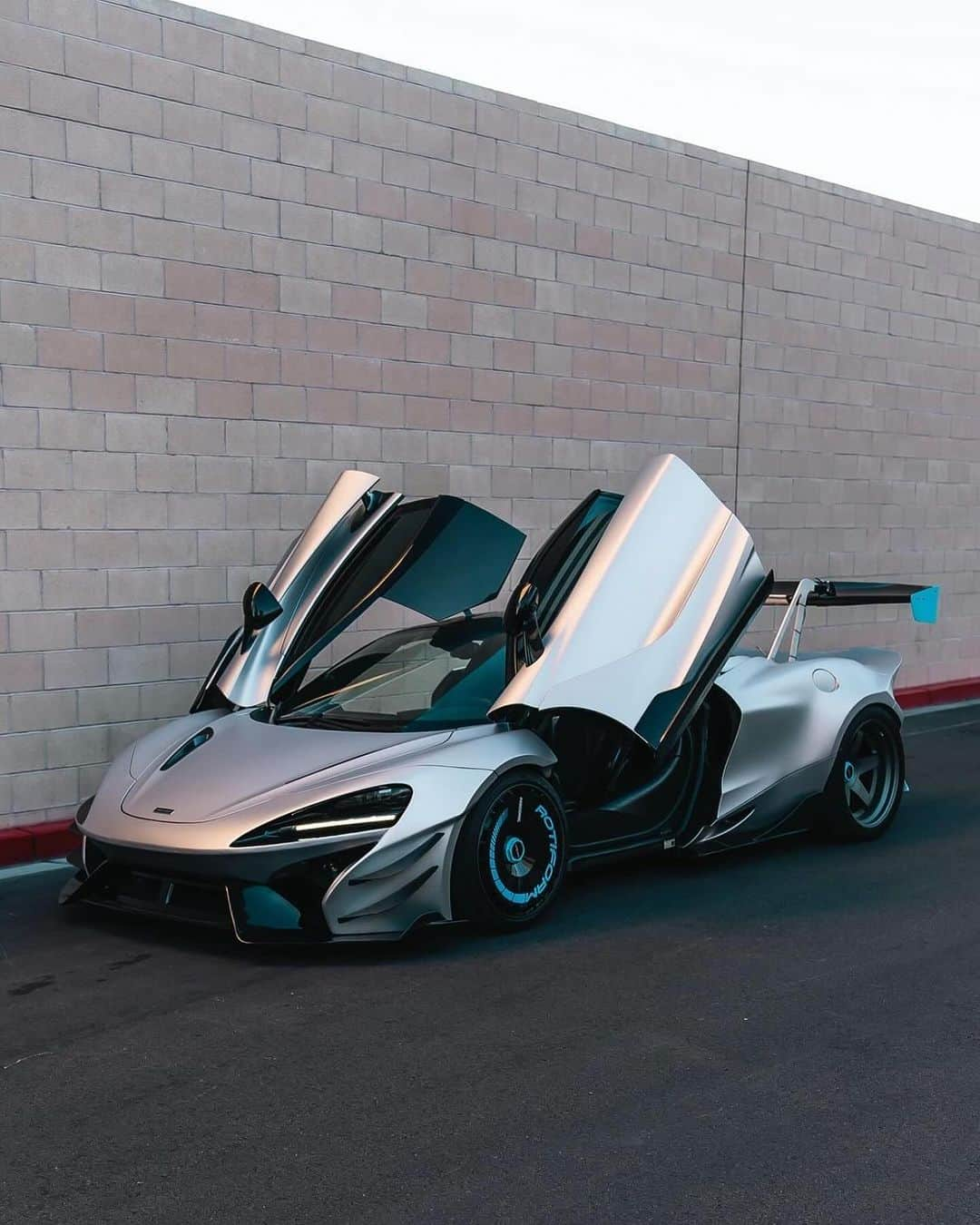 CARLiFESTYLEのインスタグラム：「@alex.choi ‘s Custom Widebody 720LM wrapped in @inozetek satin silver.  #carlifestyle #mclaren720 #720lm」