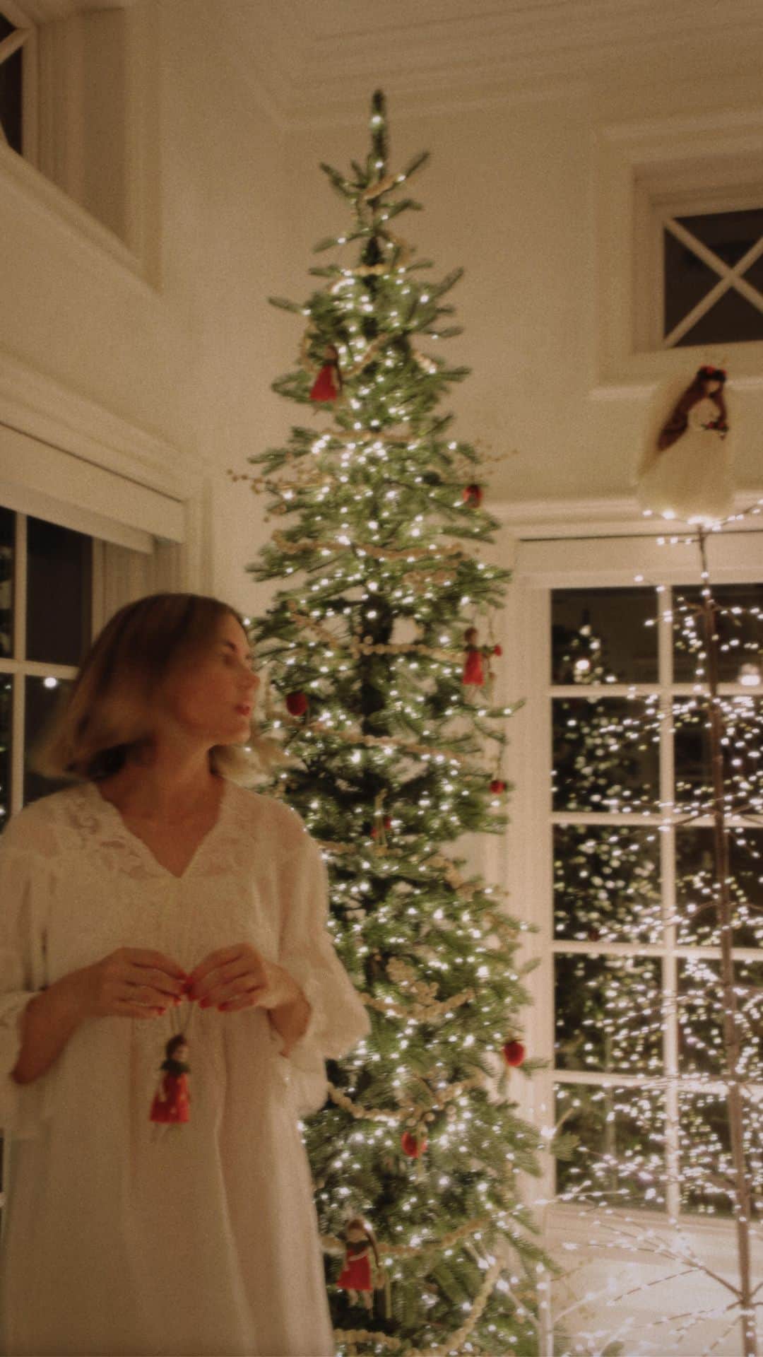 Amber Fillerup Clarkのインスタグラム：「I am so so excited to share my collaboration with @etsy round 2!! I am obsessed with the designs that myself & @pompon.design created!! We designed a small run of handmade, up-cycled ornaments available for a limited time on Etsy 🎄🍓🧚‍♀️ #ad」