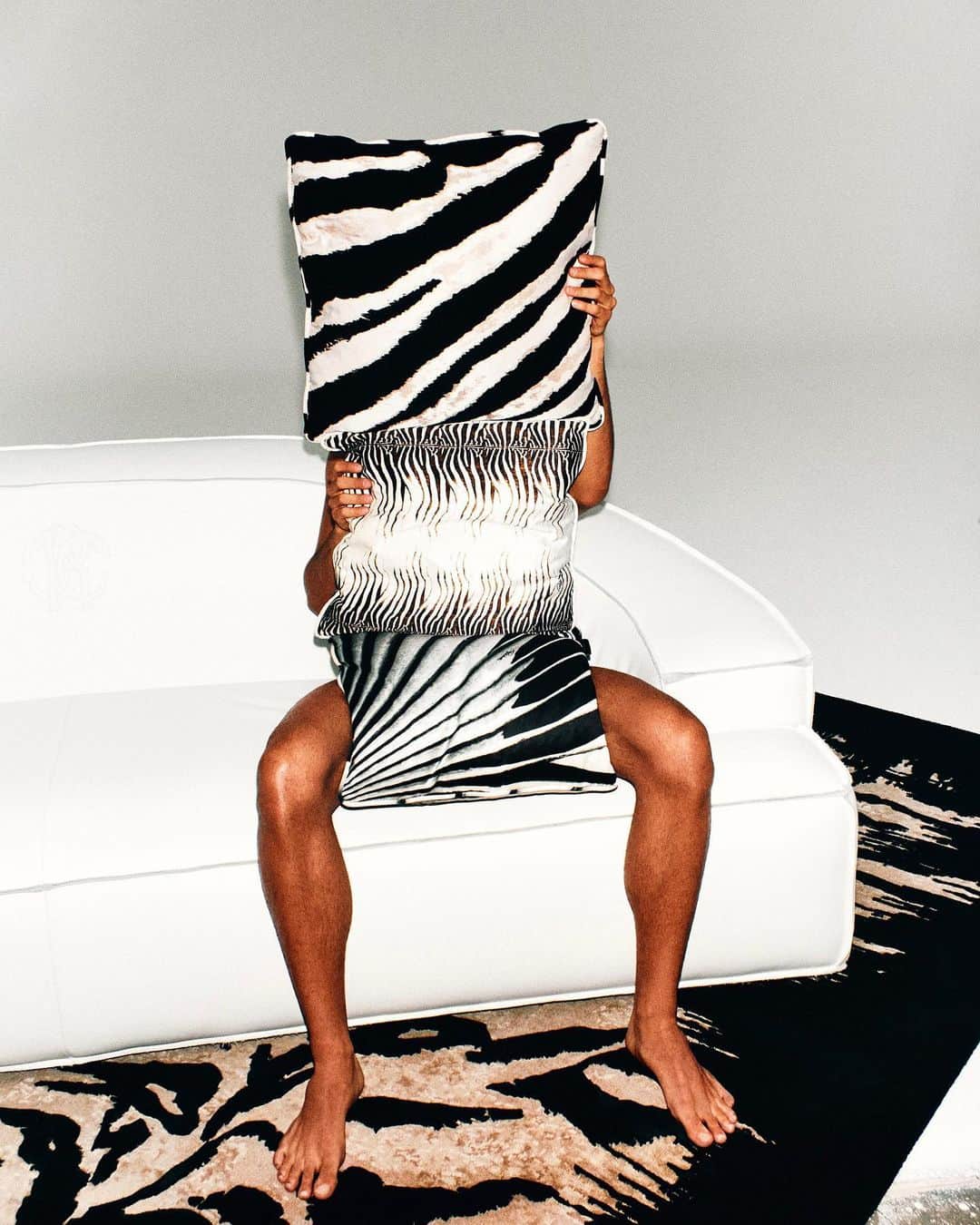 ロベルトカバリのインスタグラム：「The purity of white paired with a mix and match of wild animal patterns. A gritty combination that enhances your personal style. For a living space with a rock, bold and inimitable attitude. Discover #RobertoCavalliHome at RobertoCavalli.com」
