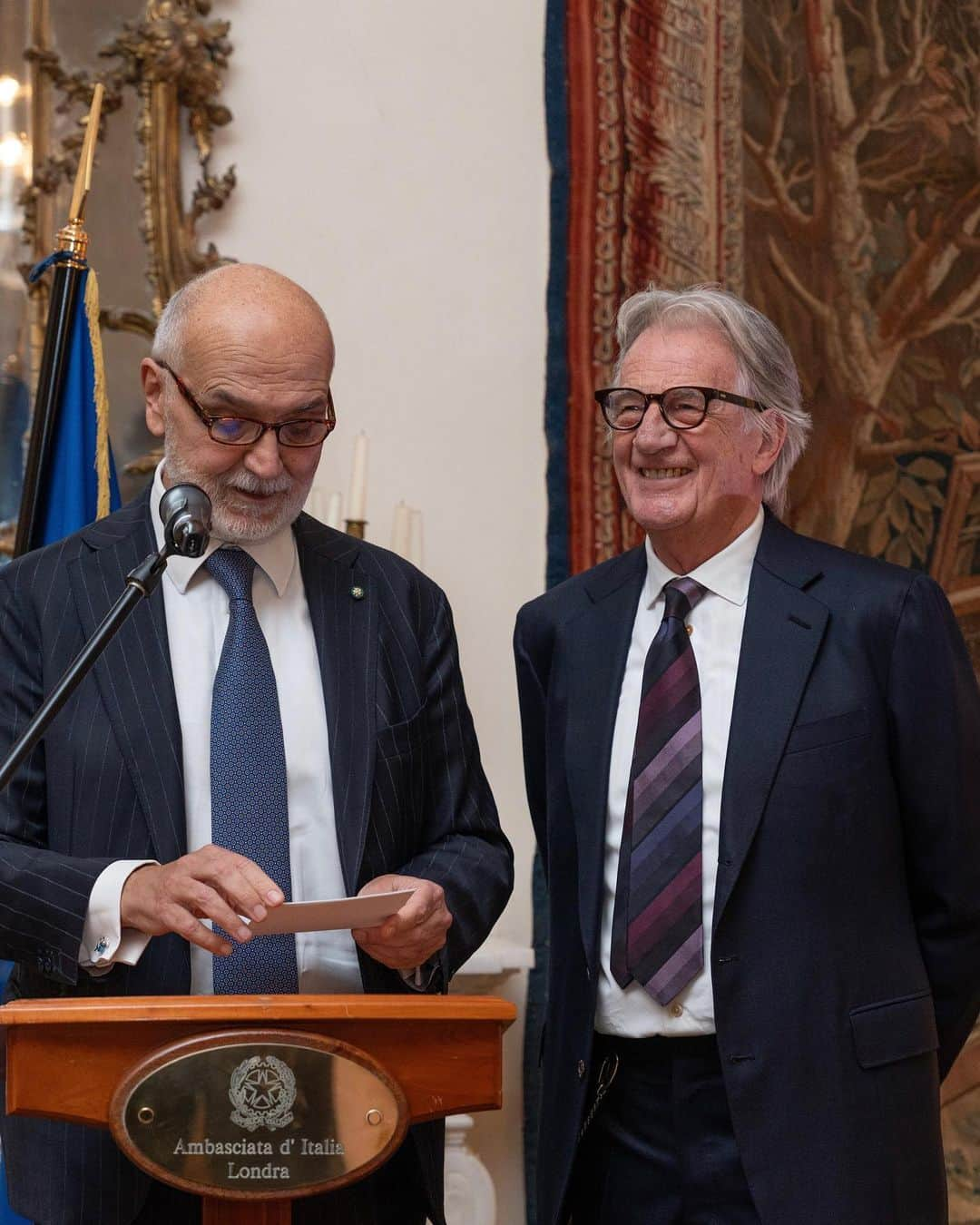 Paul Smithさんのインスタグラム写真 - (Paul SmithInstagram)「Yesterday, at a ceremony in London, I was made a ‘Commendatore’ of the order of ‘Stella d’Italia’ by the Italian Embassy. Italy is a place that I have loved spending time in, making clothes in and having a business in for over forty years. Grazie mille 🇮🇹  Image by @federicoperalephoto」11月2日 1時08分 - paulsmith