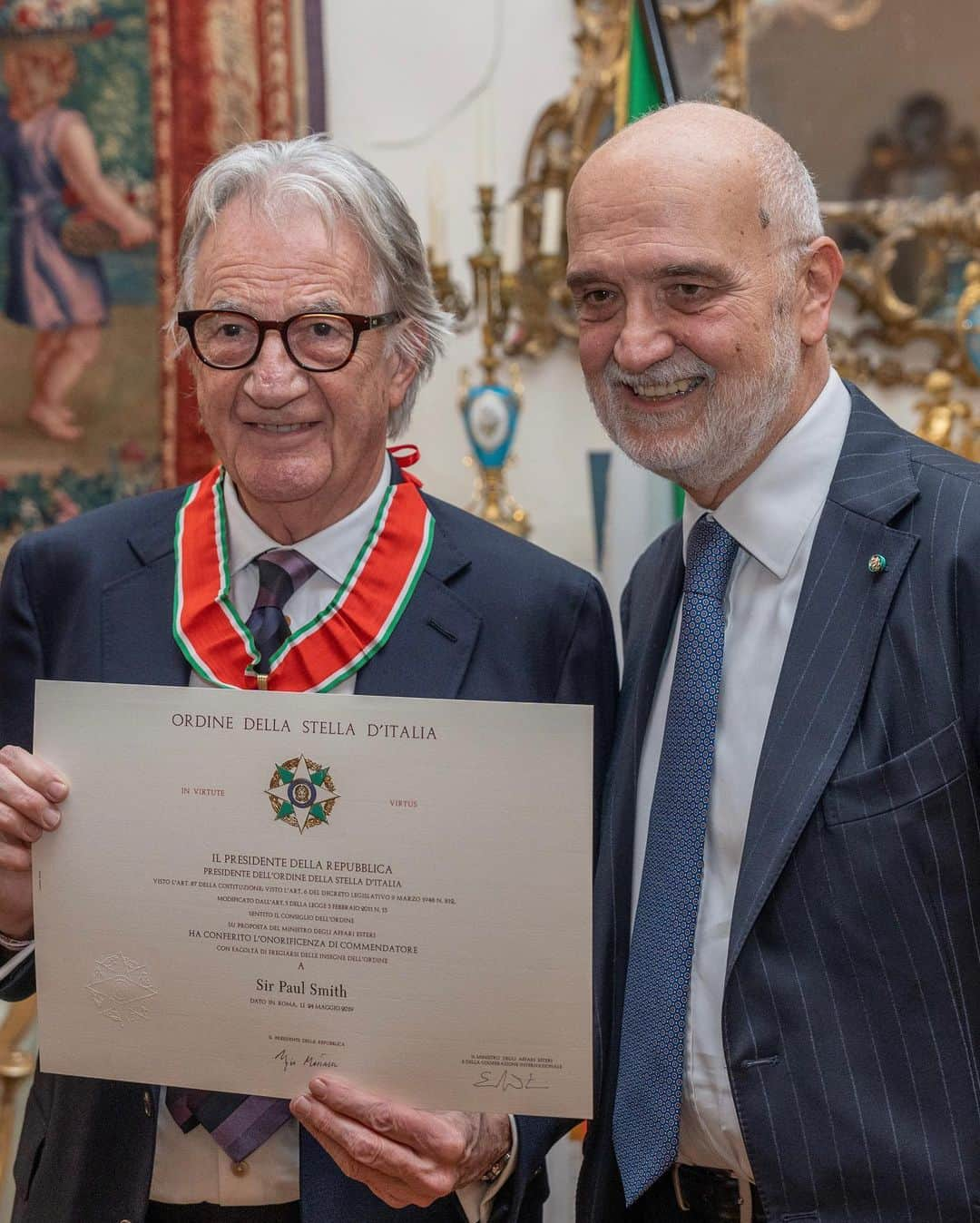 Paul Smithさんのインスタグラム写真 - (Paul SmithInstagram)「Yesterday, at a ceremony in London, I was made a ‘Commendatore’ of the order of ‘Stella d’Italia’ by the Italian Embassy. Italy is a place that I have loved spending time in, making clothes in and having a business in for over forty years. Grazie mille 🇮🇹  Image by @federicoperalephoto」11月2日 1時08分 - paulsmith