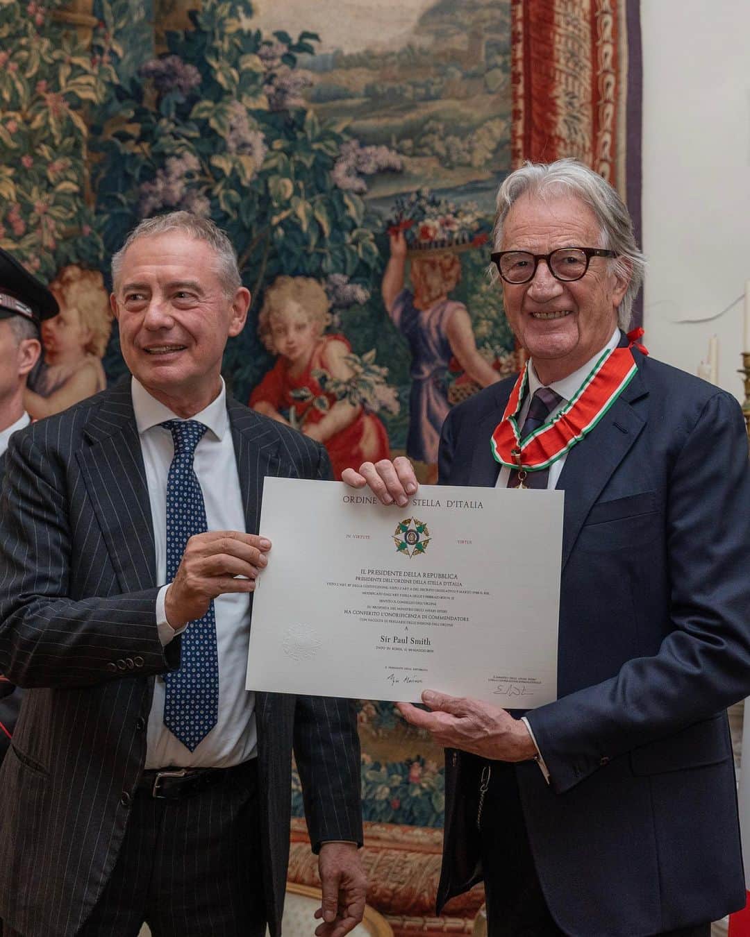 Paul Smithさんのインスタグラム写真 - (Paul SmithInstagram)「Yesterday, at a ceremony in London, I was made a ‘Commendatore’ of the order of ‘Stella d’Italia’ by the Italian Embassy. Italy is a place that I have loved spending time in, making clothes in and having a business in for over forty years. Grazie mille 🇮🇹  Image by @federicoperalephoto」11月2日 1時08分 - paulsmith