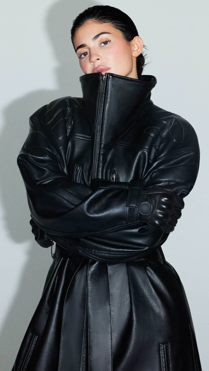 ELLE Magazineのインスタグラム：「#KylieJenner walked us through some of her favorite pieces from her new clothing line, @khy. 🖤 Learn more about her eponymous label at the link in bio.」