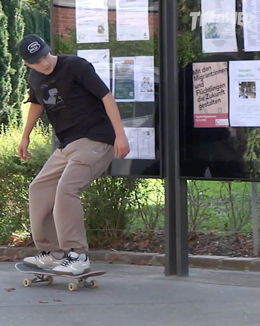 スラッシャーのインスタグラム：「🤝 @olliweismantel & @calross in @pizzaskateboards “ADIEU” video 🍕 🎬 @ref_hughes」