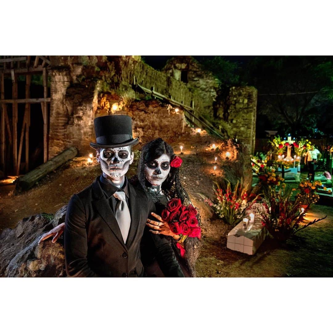 スティーブ・マカリーのインスタグラム：「Atzompa Graveyard for Día de Muertos (Day of the Dead) Celebrations. Oaxaca, Mexico, 2018.」