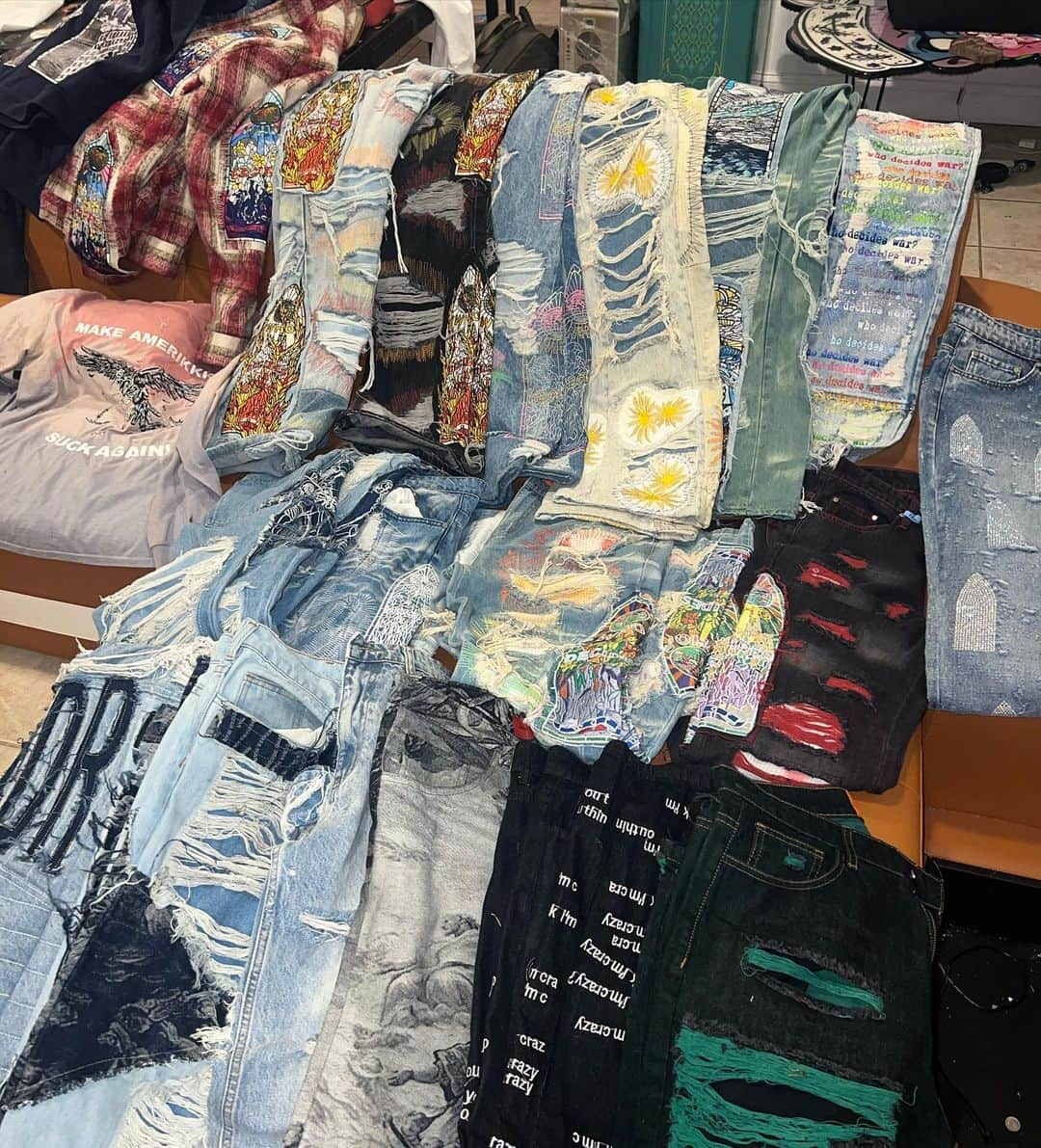 ジュエルズ・サンタナさんのインスタグラム写真 - (ジュエルズ・サンタナInstagram)「Murda.. Death.. Kill… AKA ITS MURDA… AKA Billy Jean… I Really Love Jeans 🤦🏾‍♂️💯✔️」11月2日 1時15分 - thejuelzsantana