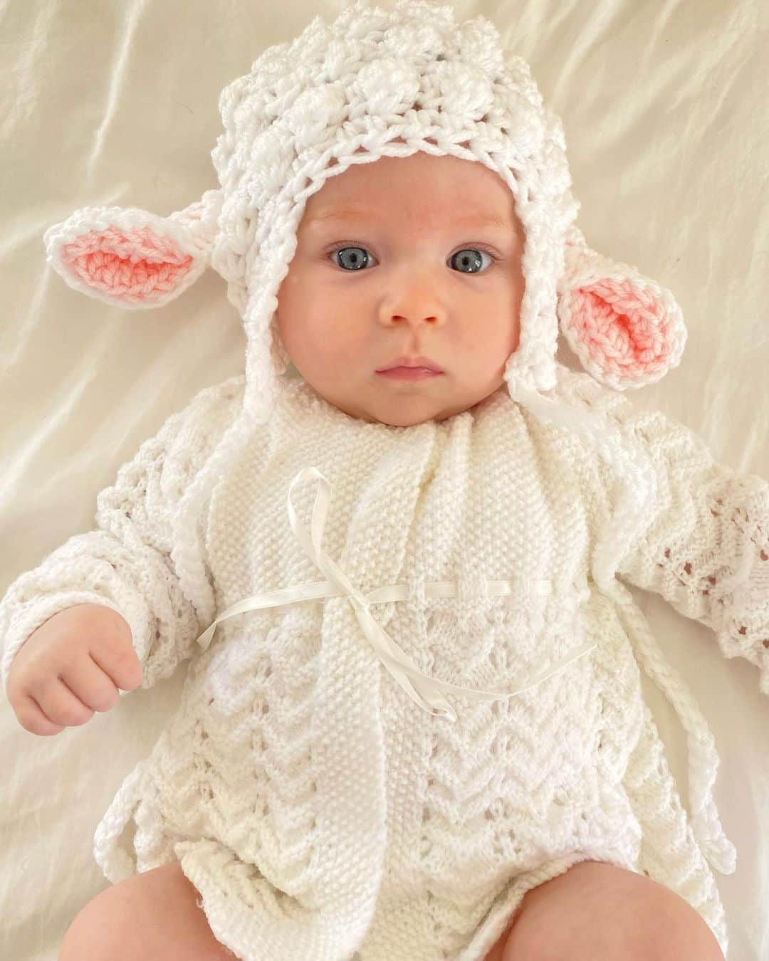 ローラ・ジェームスのインスタグラム：「her first Halloween 🐑🤍」