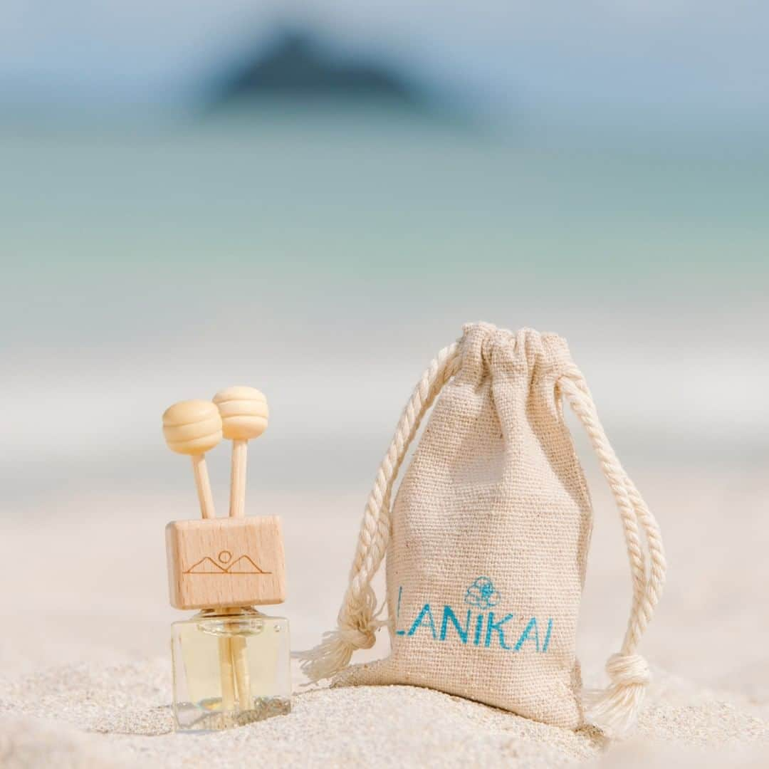 Lanikai Bath and Bodyさんのインスタグラム写真 - (Lanikai Bath and BodyInstagram)「Transform your home or office into a tropical paradise with our Twin Islands Mini Desktop Diffuser. 🏝️ Immerse yourself in the calming and lovely scents of Hawai`i, no matter where you are. Our diffuser comes in our top three Lanikai fragrances: Beach, Pikake, and Plumeria.  Compact and elegant, our mini diffuser comes cozied up in a beautiful Lanikai jute bag, making it a perfect gift for yourself or a loved one! #AlohaSpirit #TropicalParadise #MiniDiffuser #HawaiianFragrance #LanikaiScents #BeachVibes #Pikake #Plumeria #DeskDecor #GiftIdea」11月2日 1時23分 - lanikaibathandbody